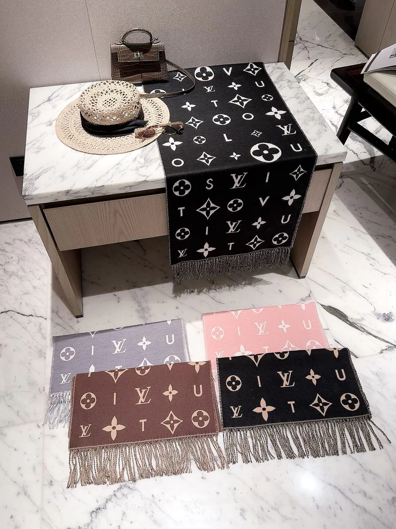 Scarves LOUIS VUITTON 18377563