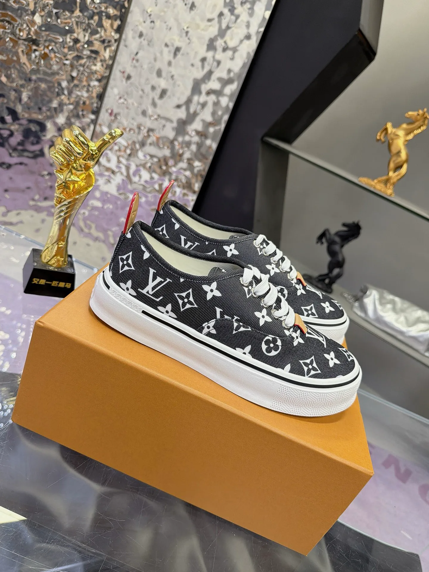 Men's Sneakers LOUIS VUITTON 17930908