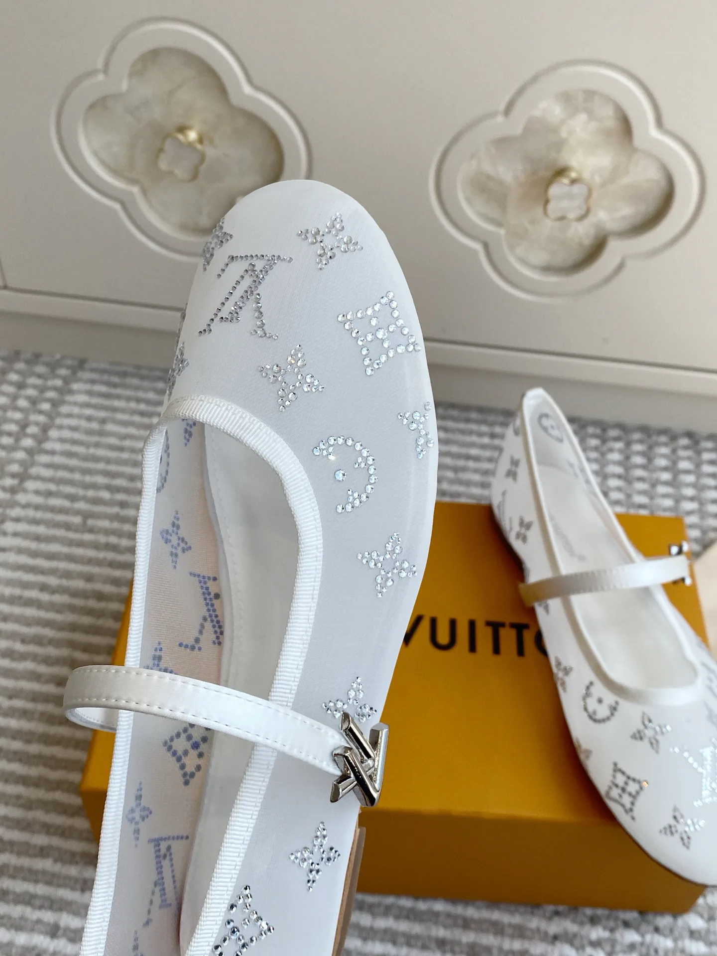 Women's Ballet Flats LOUIS VUITTON 18135116