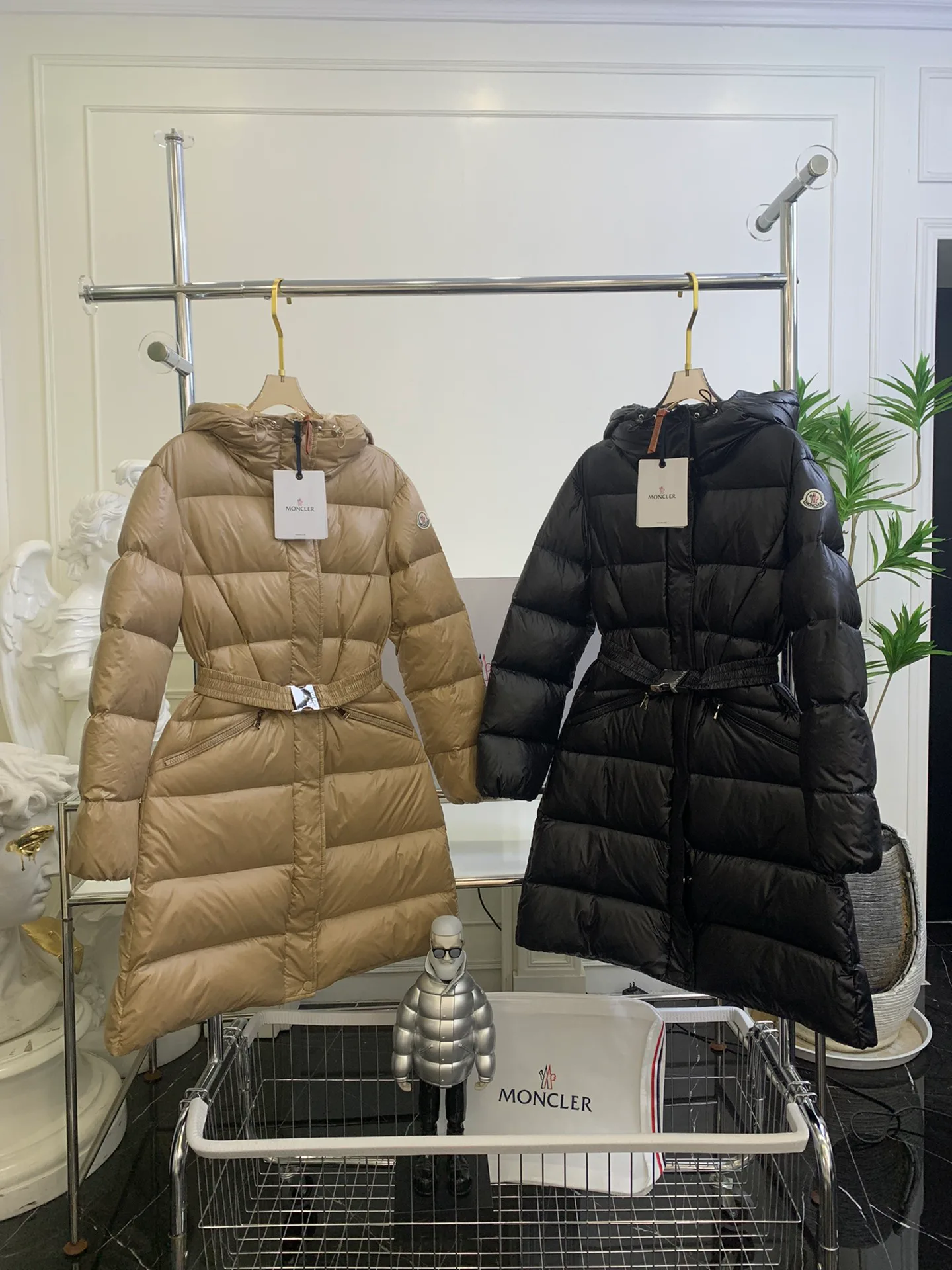 Women's Jackets And Down Jackets MONCLER 18240675