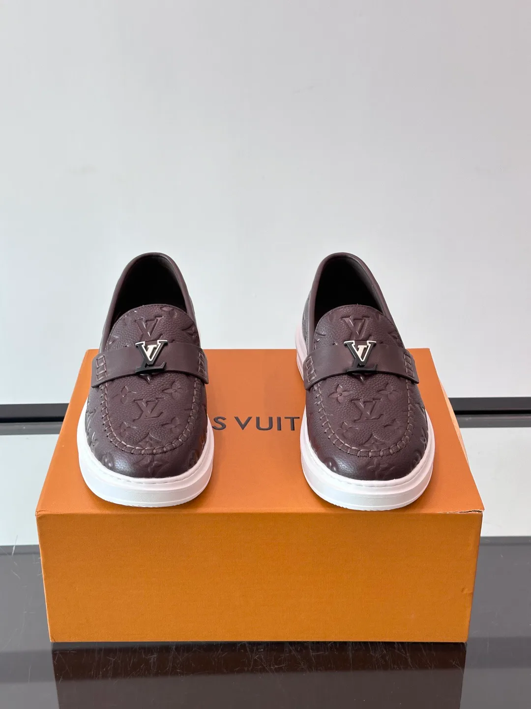 Men's Loafers And Dress Shoes LOUIS VUITTON 18400587