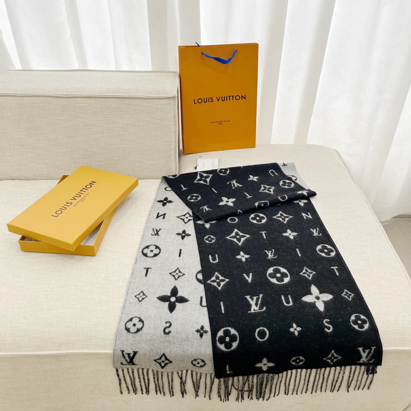 Scarves LOUIS VUITTON 18261912