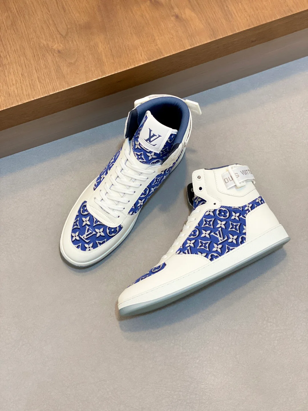 Men's Sneakers LOUIS VUITTON 18399951