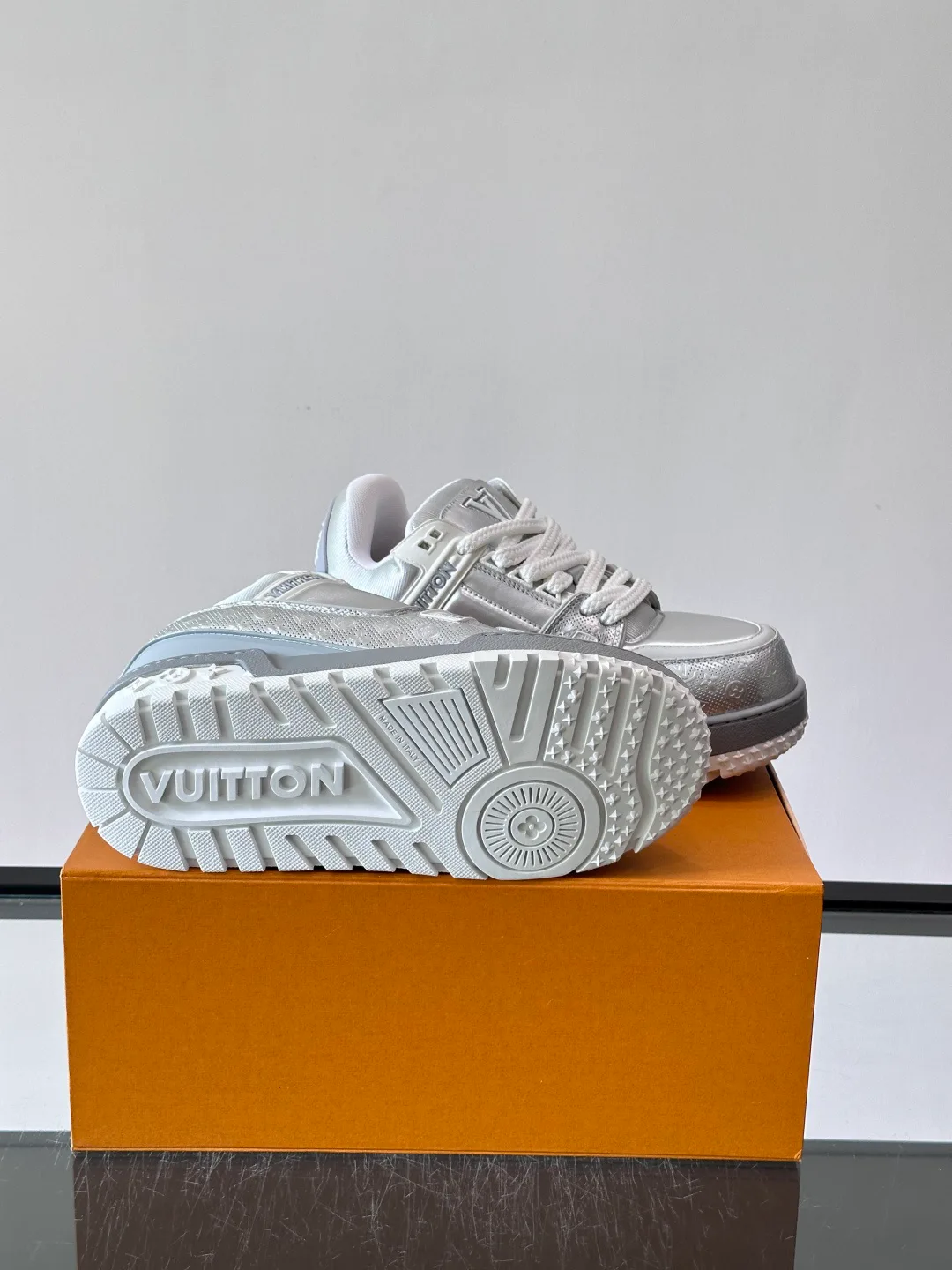 Women's Sneakers LOUIS VUITTON 17869462