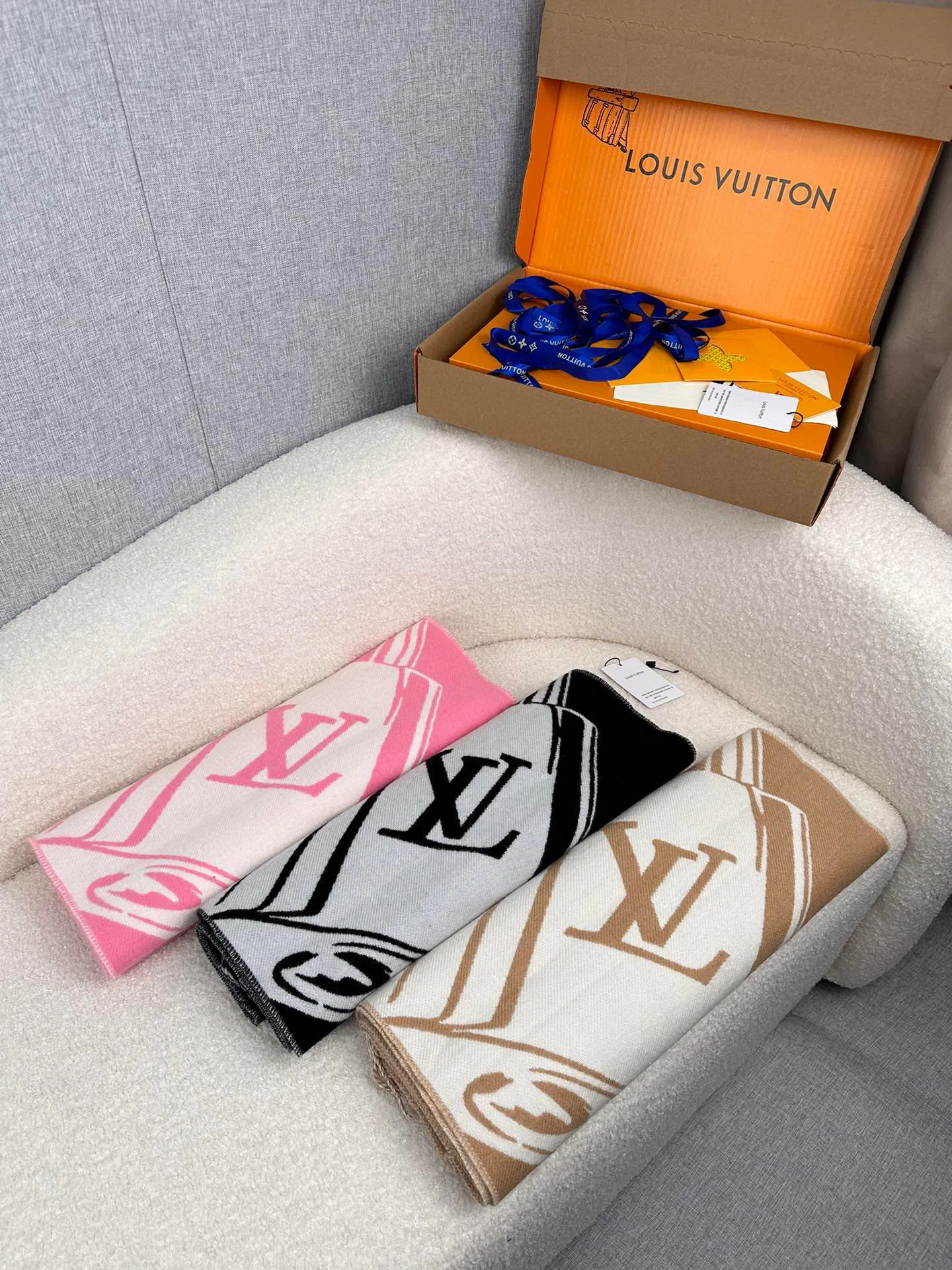Scarves LOUIS VUITTON 18476667