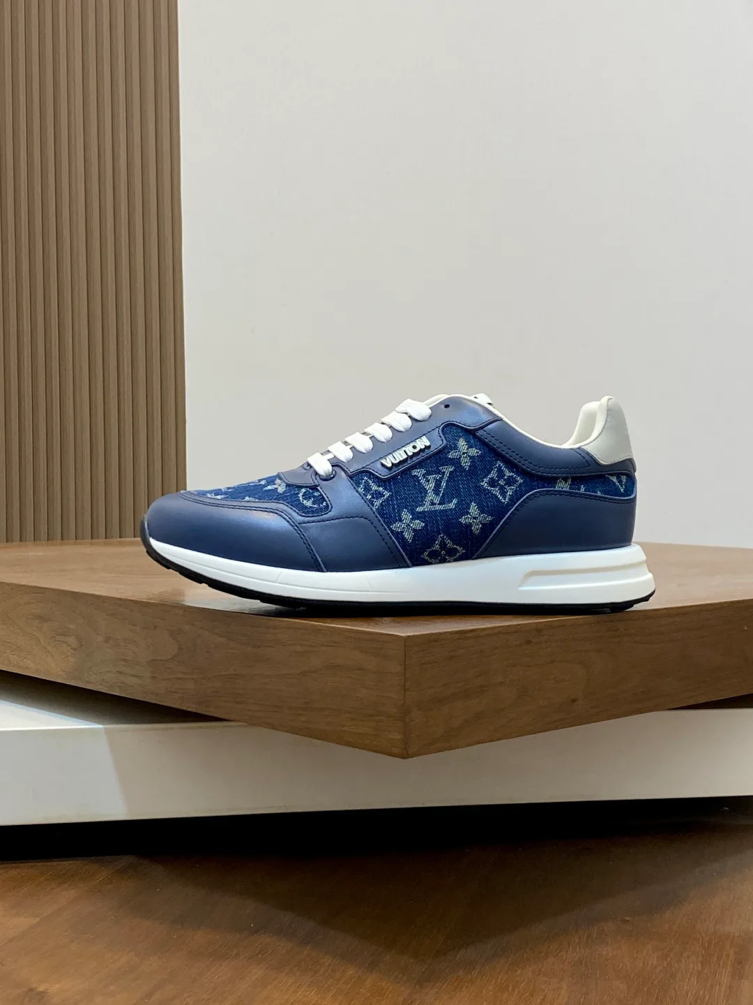 Men's Sneakers LOUIS VUITTON 18274588
