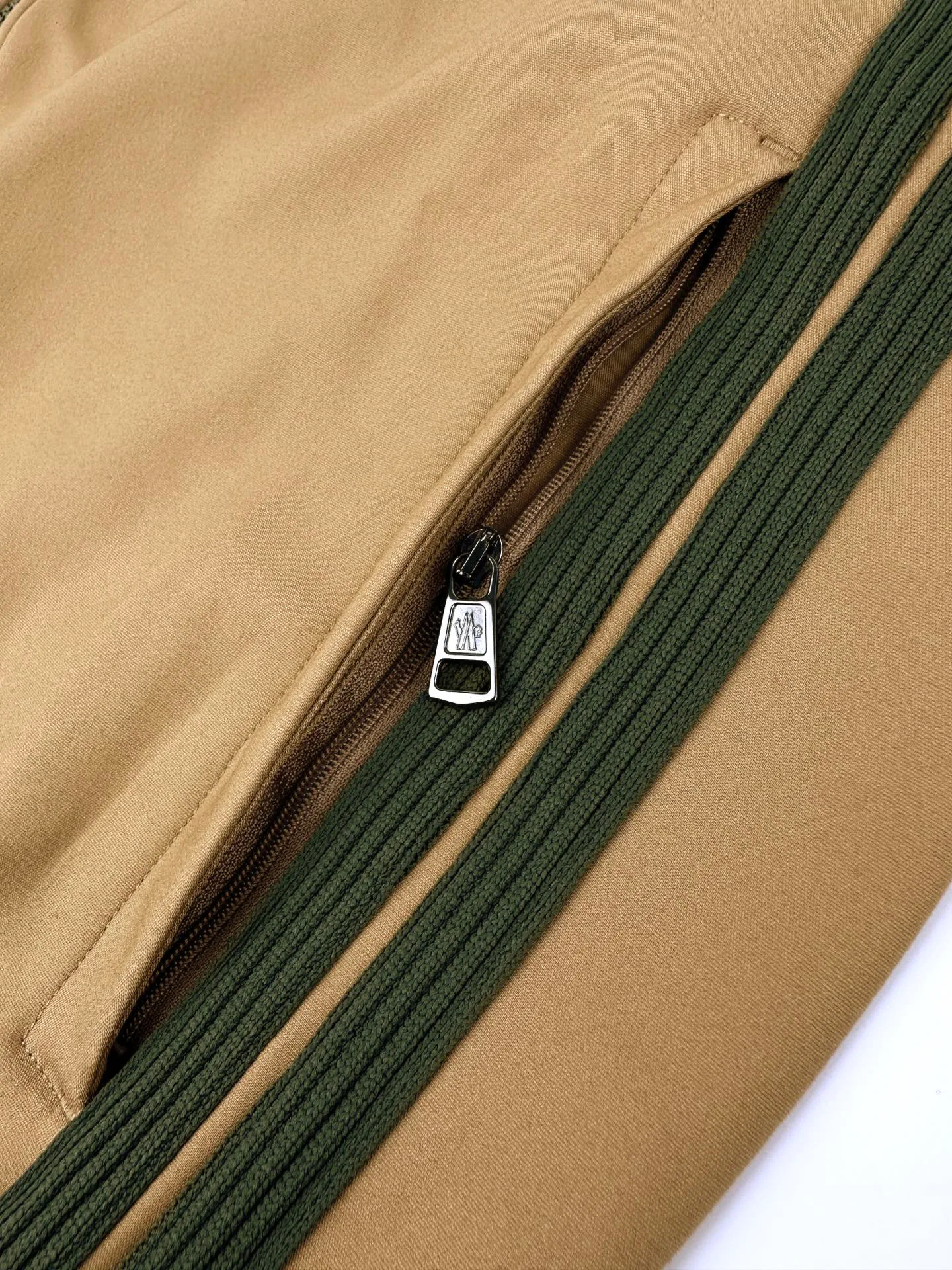 Women's Jackets And Down Jackets MONCLER 18487132