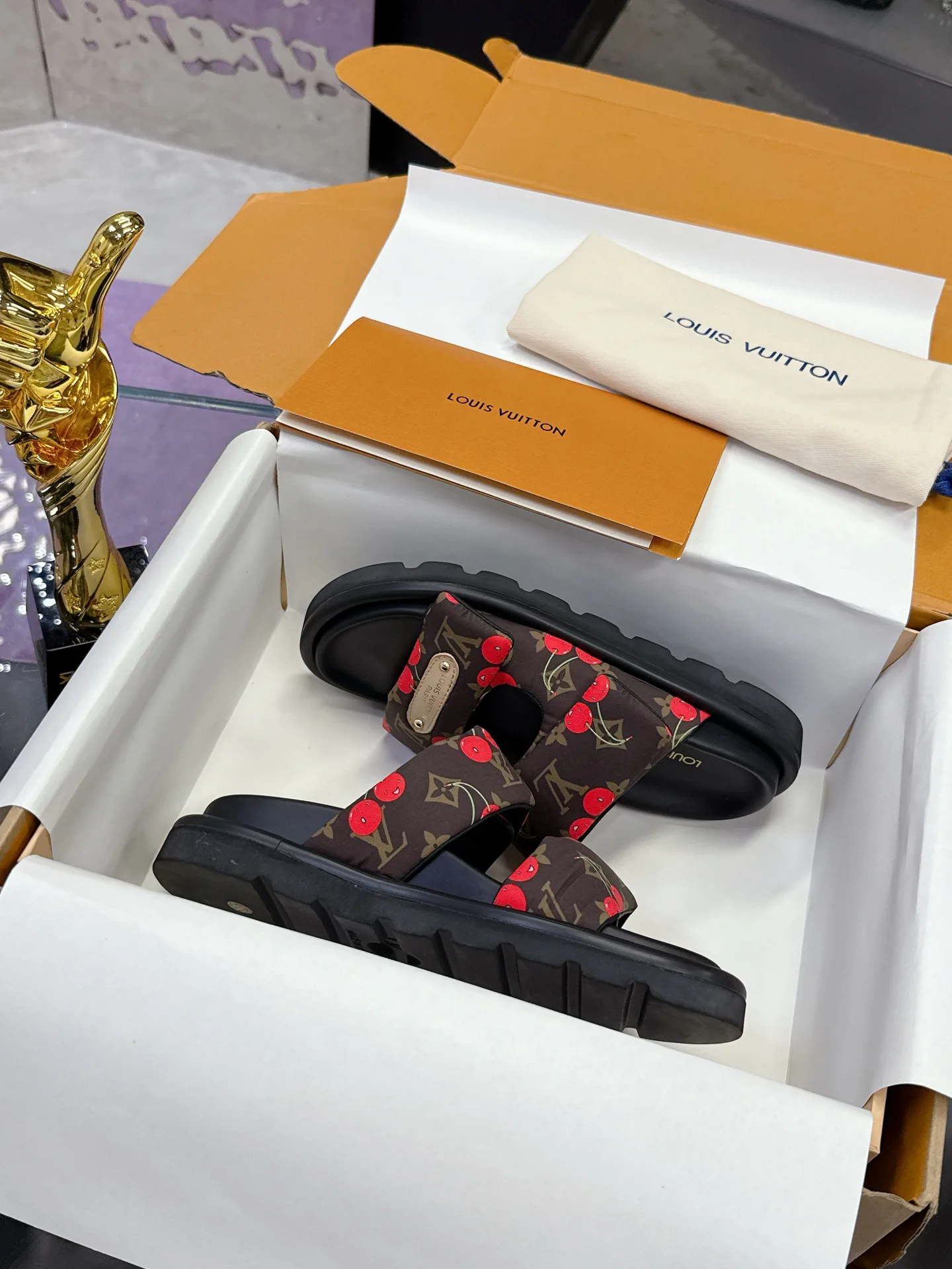 Women's Flip-Flops LOUIS VUITTON 17530461