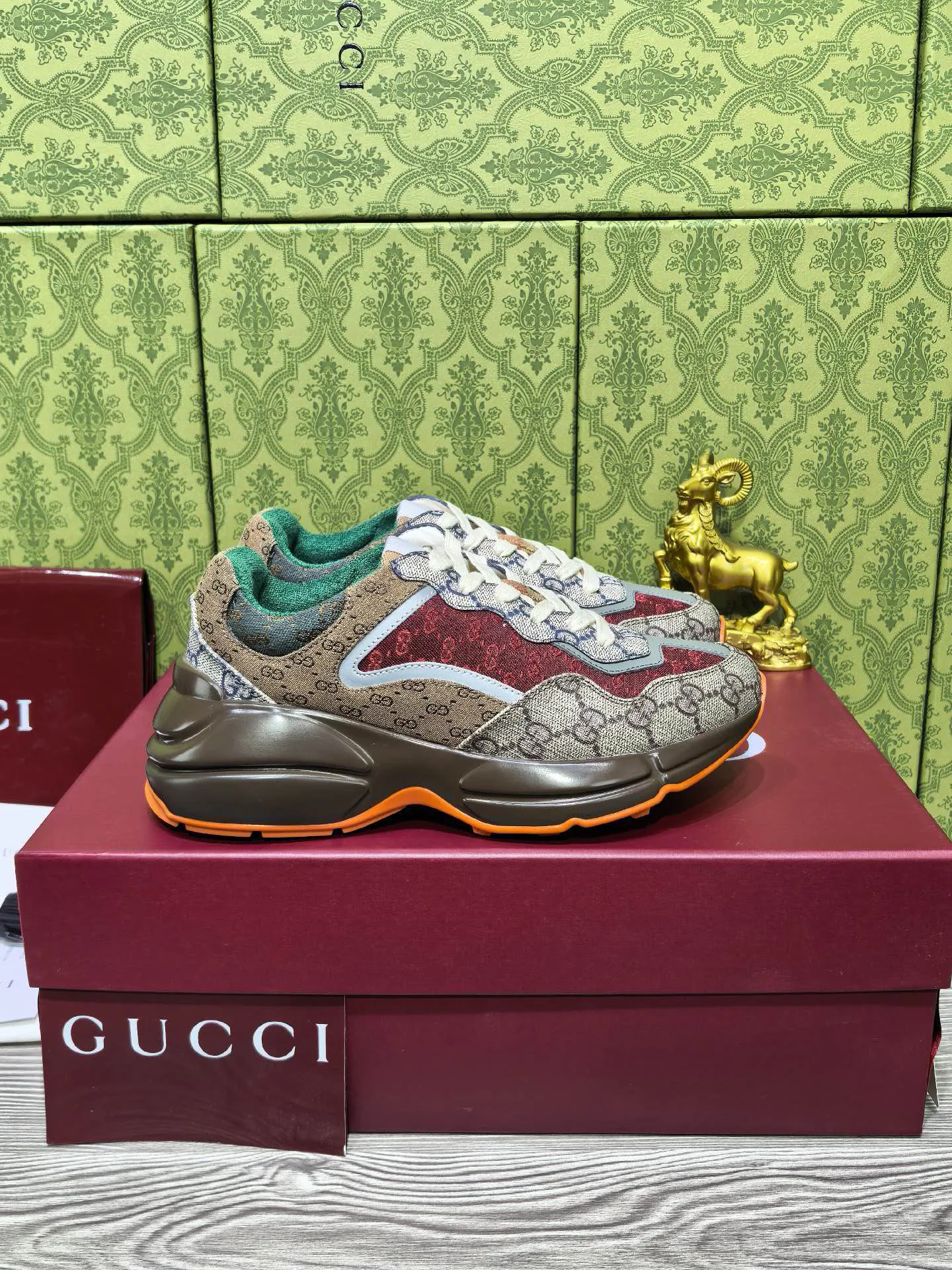 Women's Sneakers GUCCI 18039948