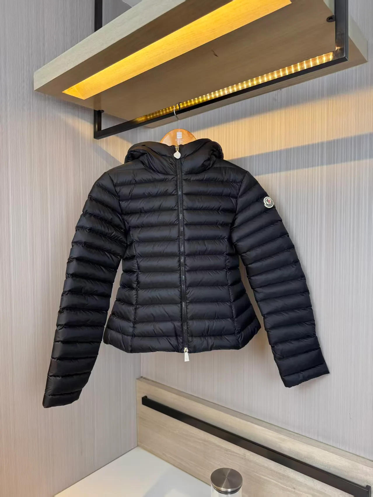 Women's Jackets And Down Jackets MONCLER 18131393