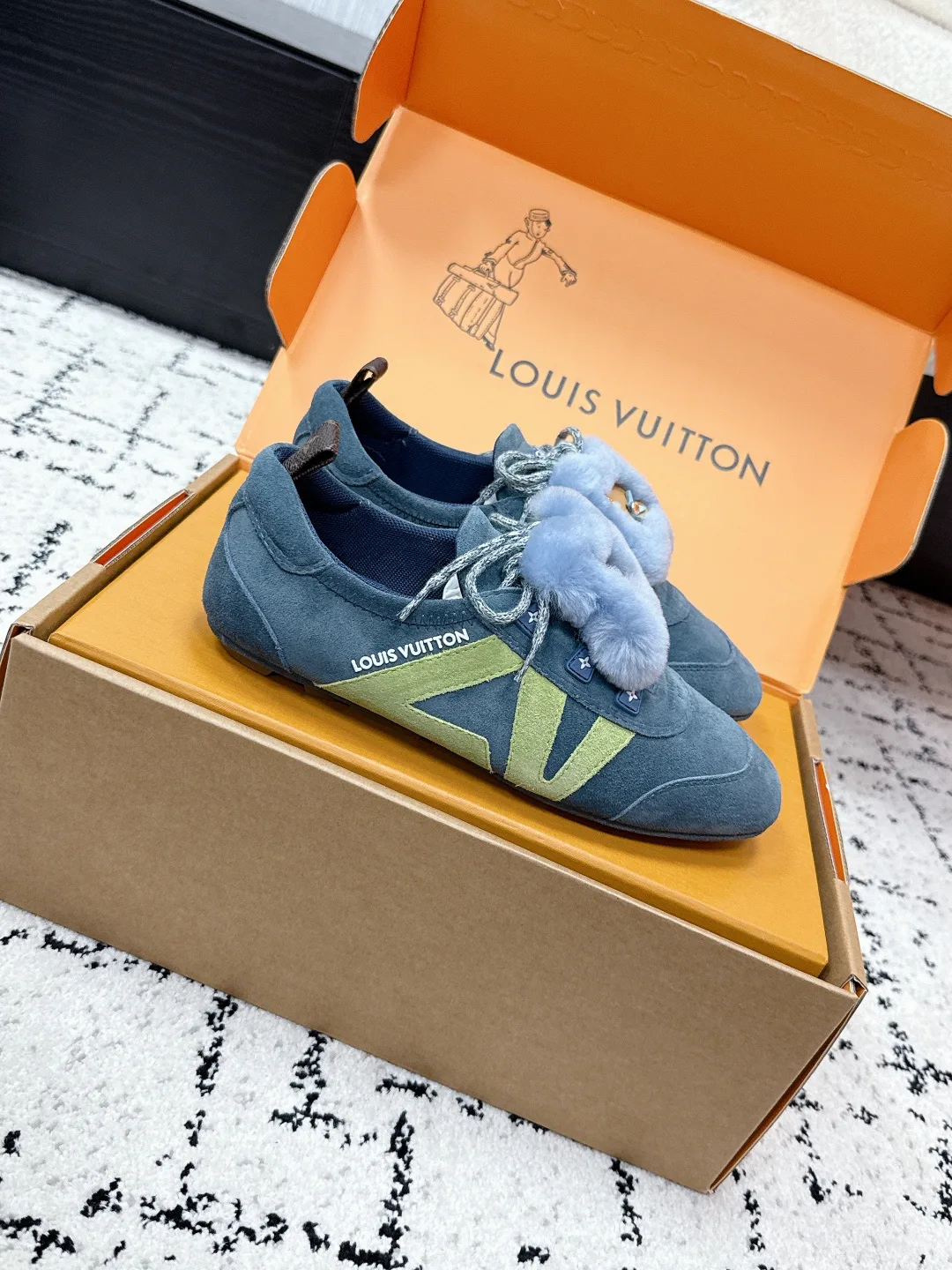 Women's Sneakers LOUIS VUITTON 18409697
