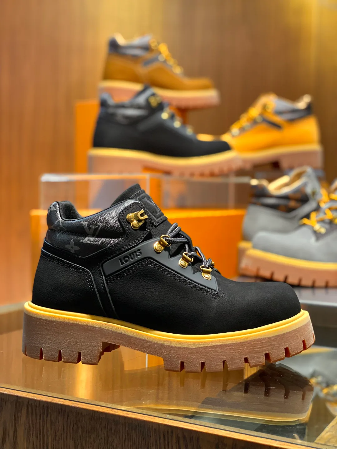 Men's Ankle Boots LOUIS VUITTON 18363479