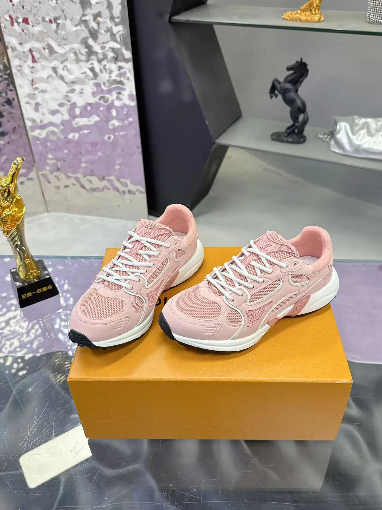 Women's Sneakers LOUIS VUITTON 17530425