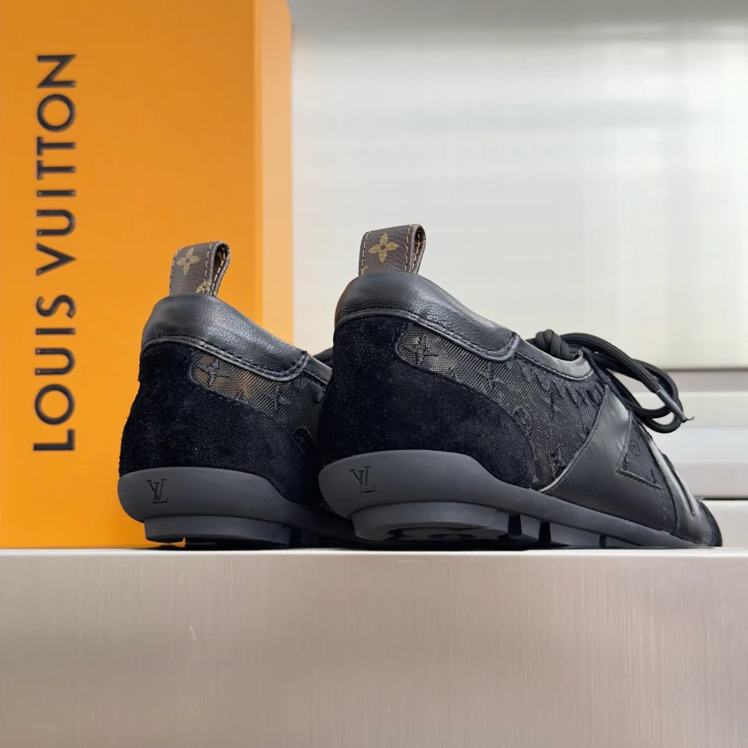 Women's Sneakers LOUIS VUITTON 18083474