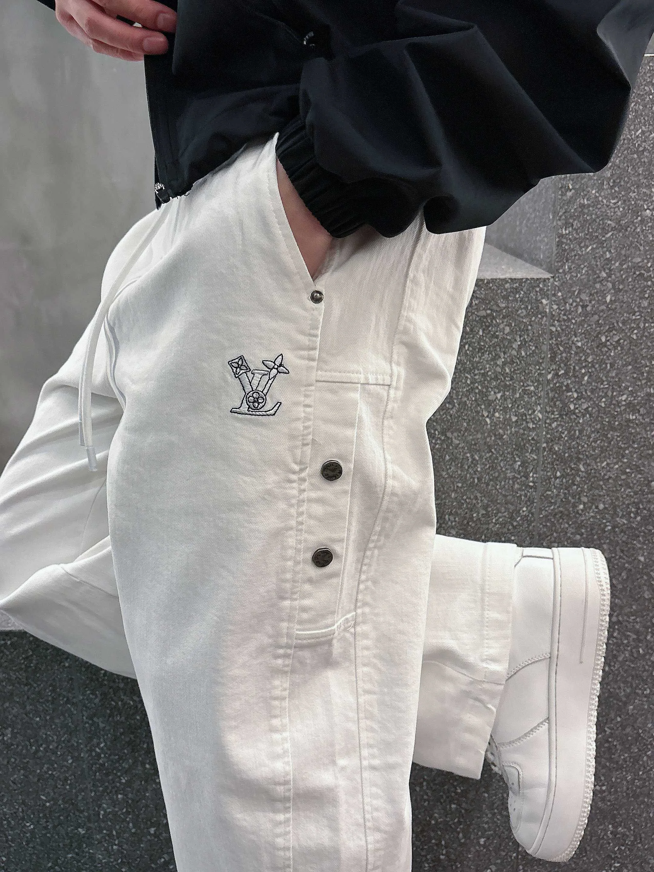 Men's Trousers LOUIS VUITTON 18368716