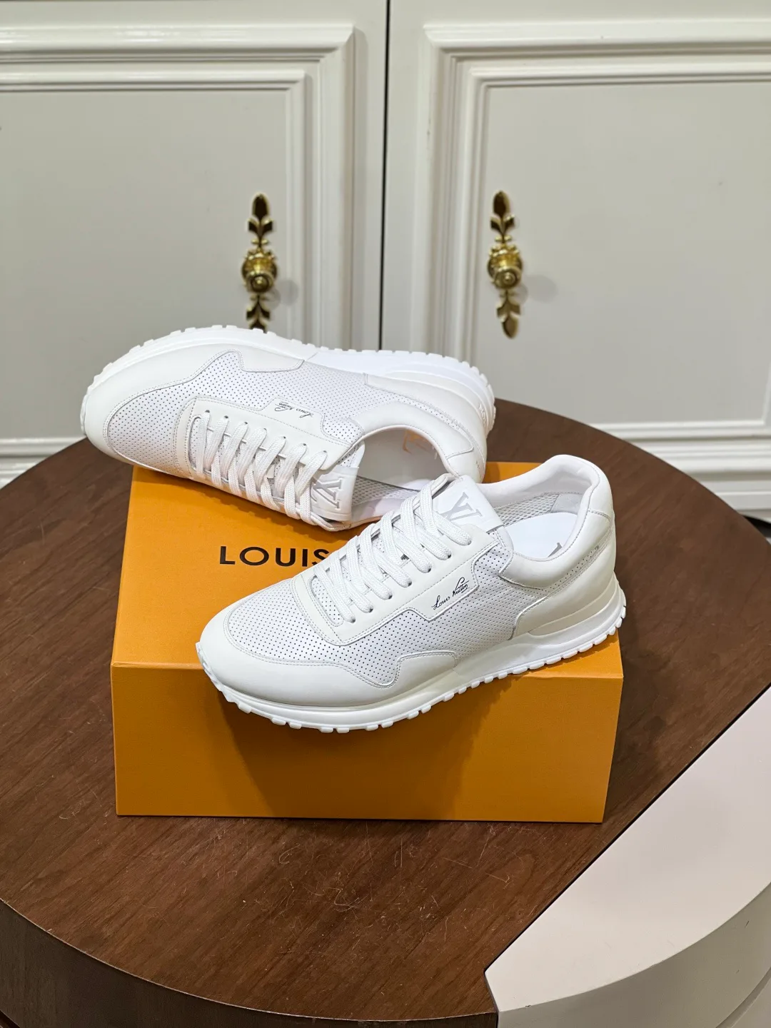 Men's Sneakers LOUIS VUITTON 18039350