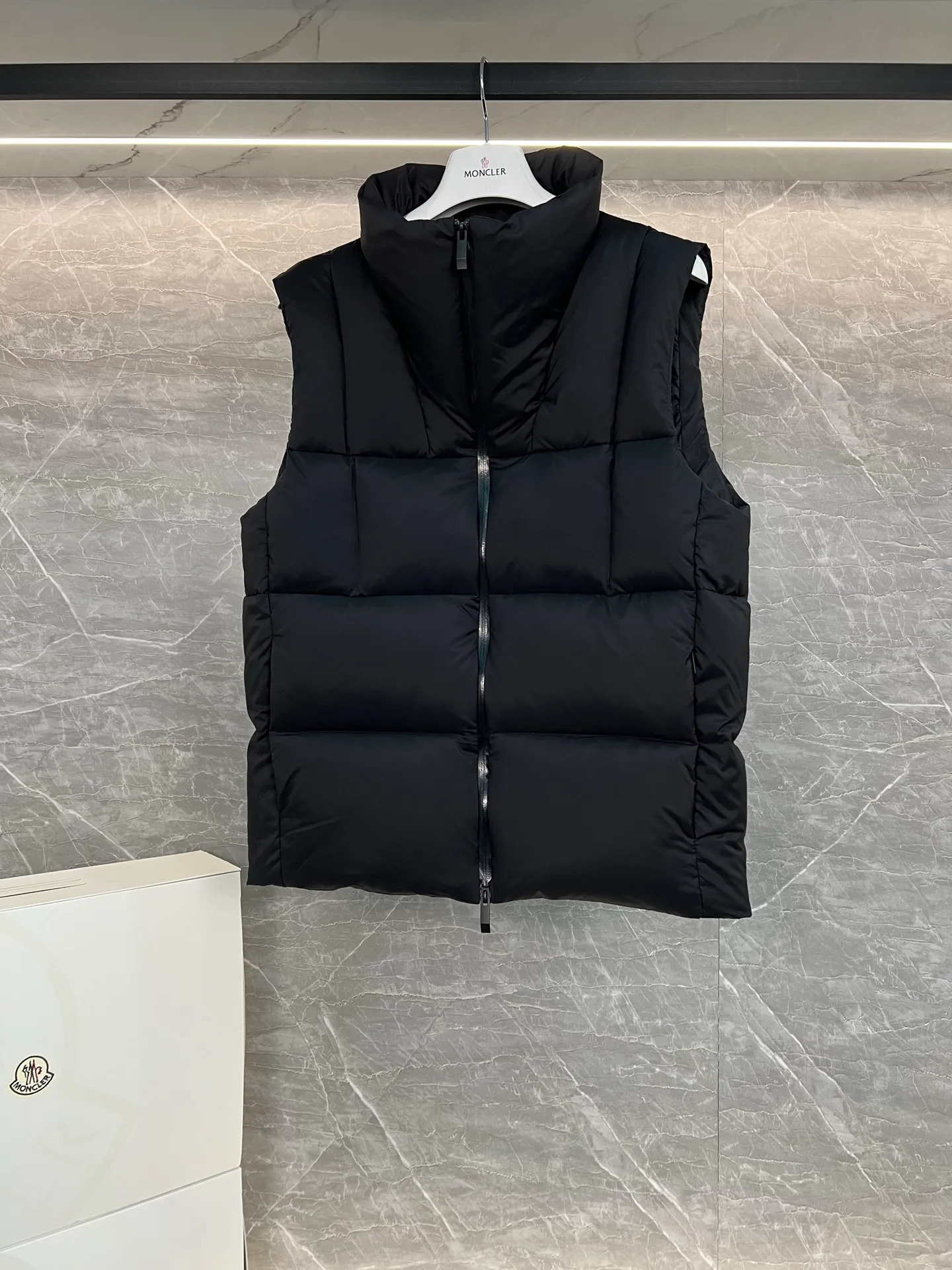 Жилеты Мужские Moncler 18599868