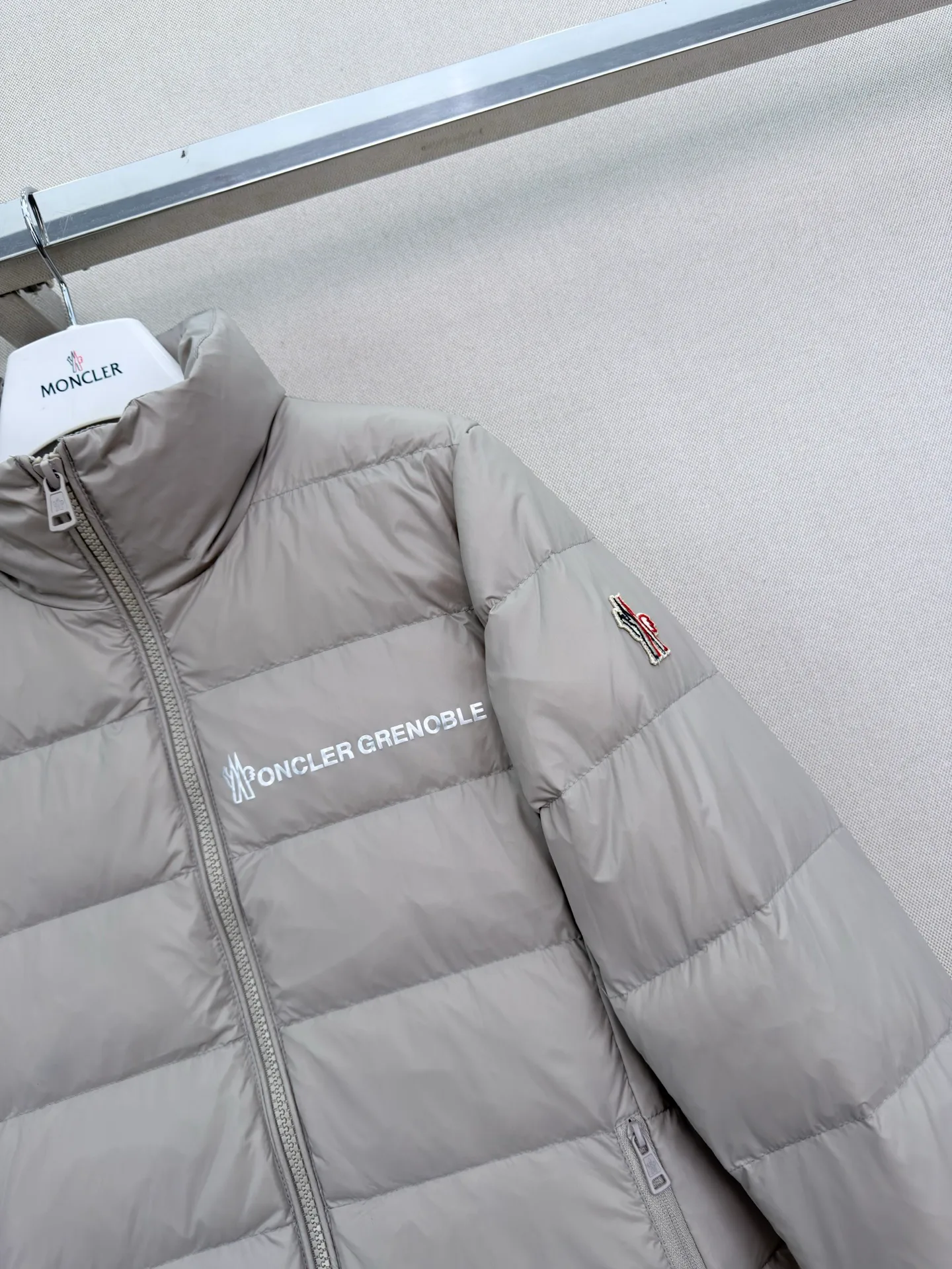 Women's Jackets And Down Jackets MONCLER 18501654