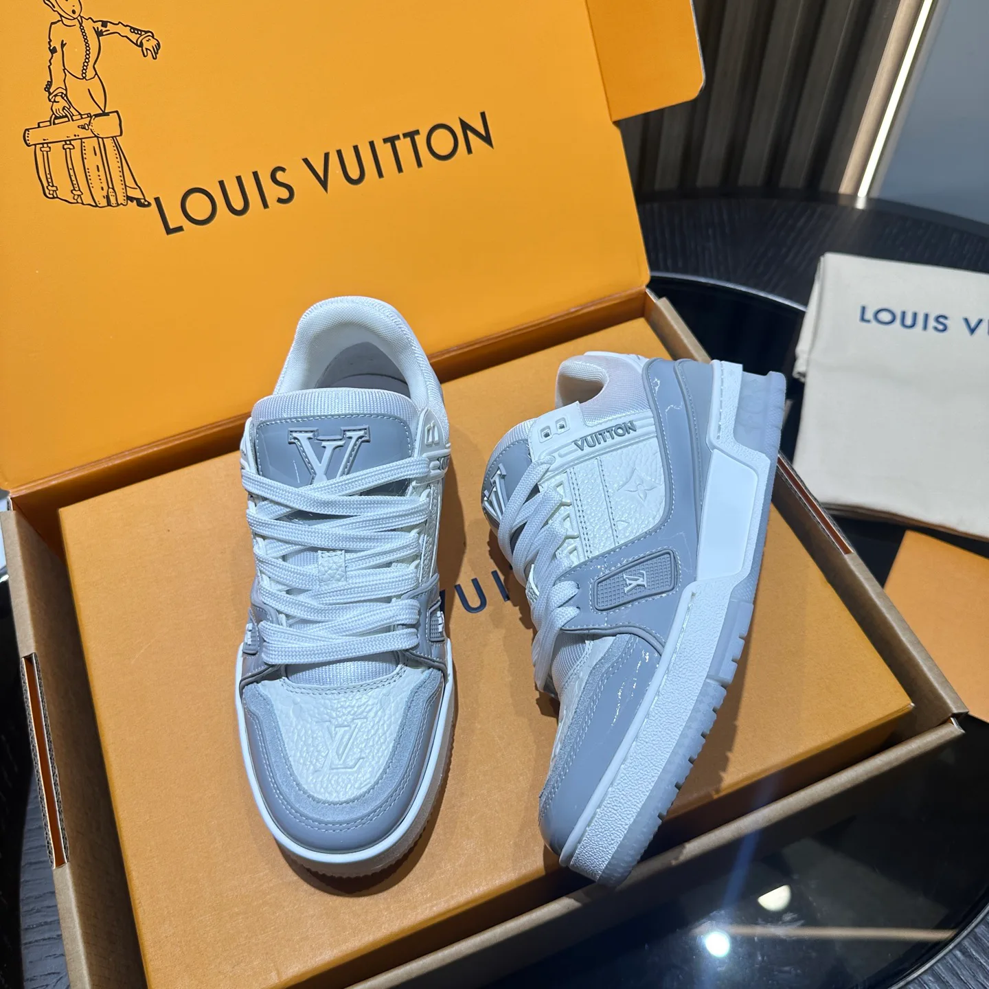 Women's Sneakers LOUIS VUITTON 18192490