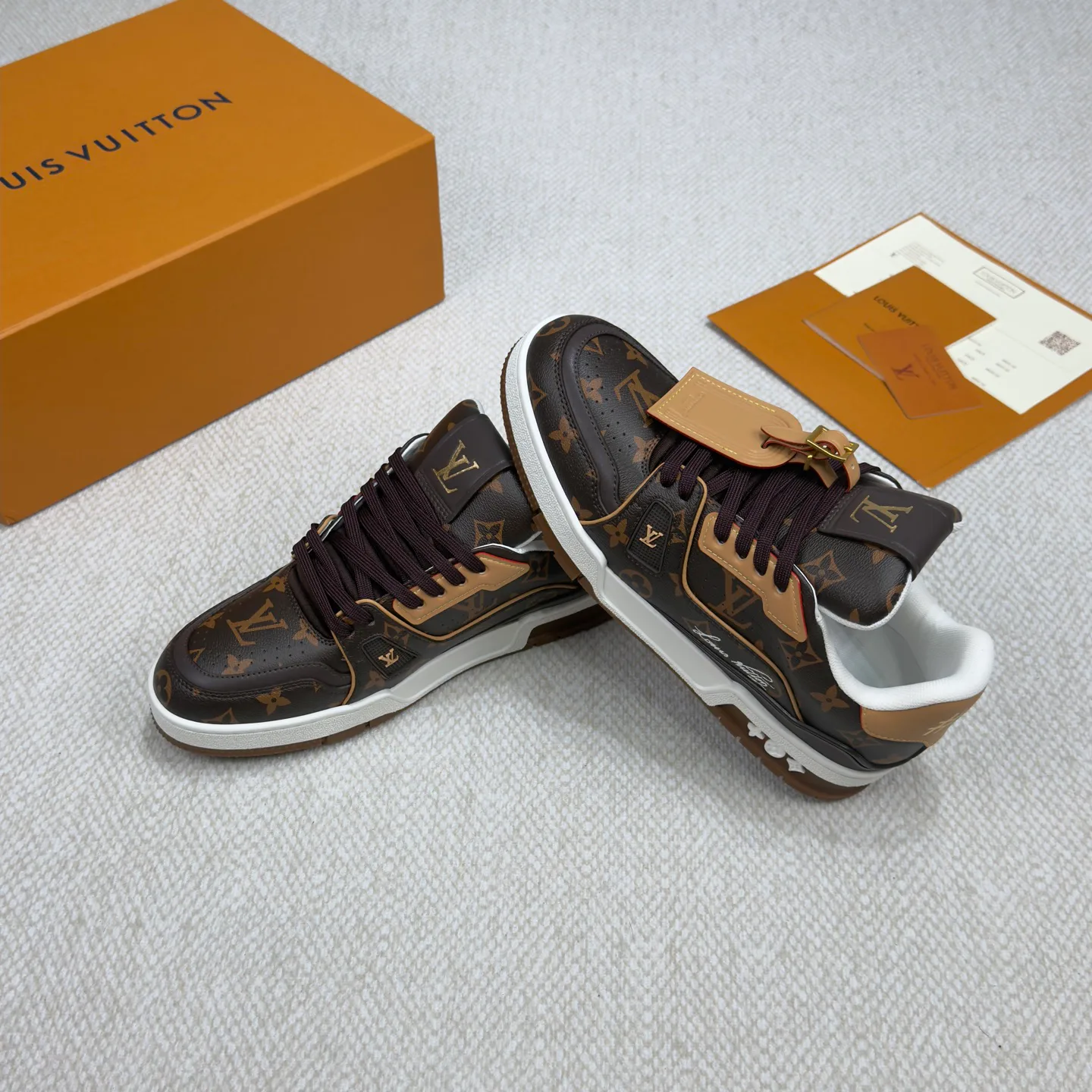 Women's Sneakers LOUIS VUITTON 18265150