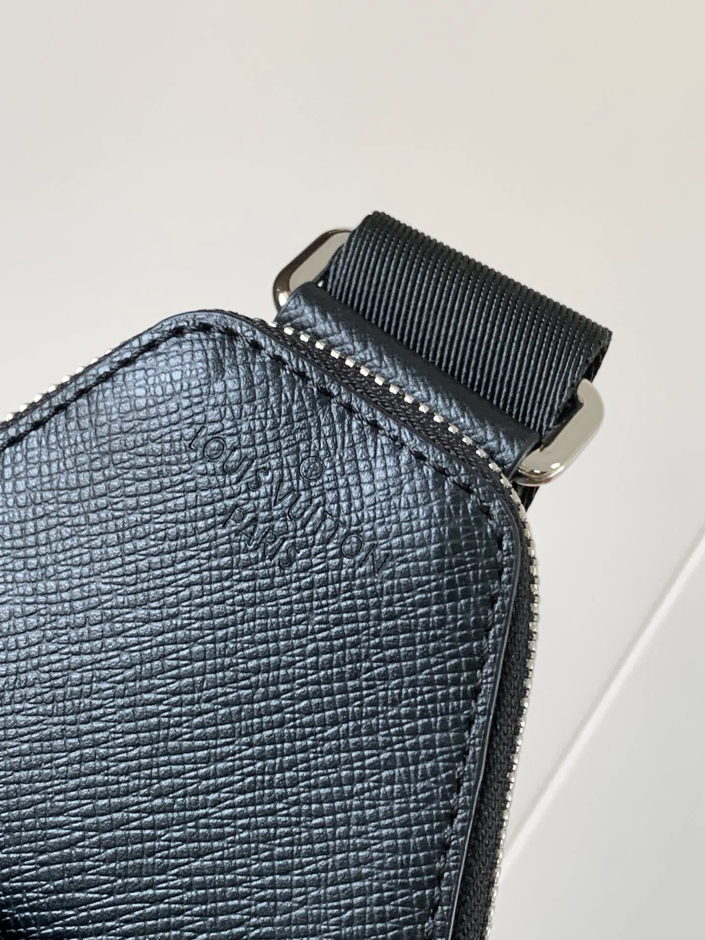 Women's Shoulder Bags LOUIS VUITTON 17948721