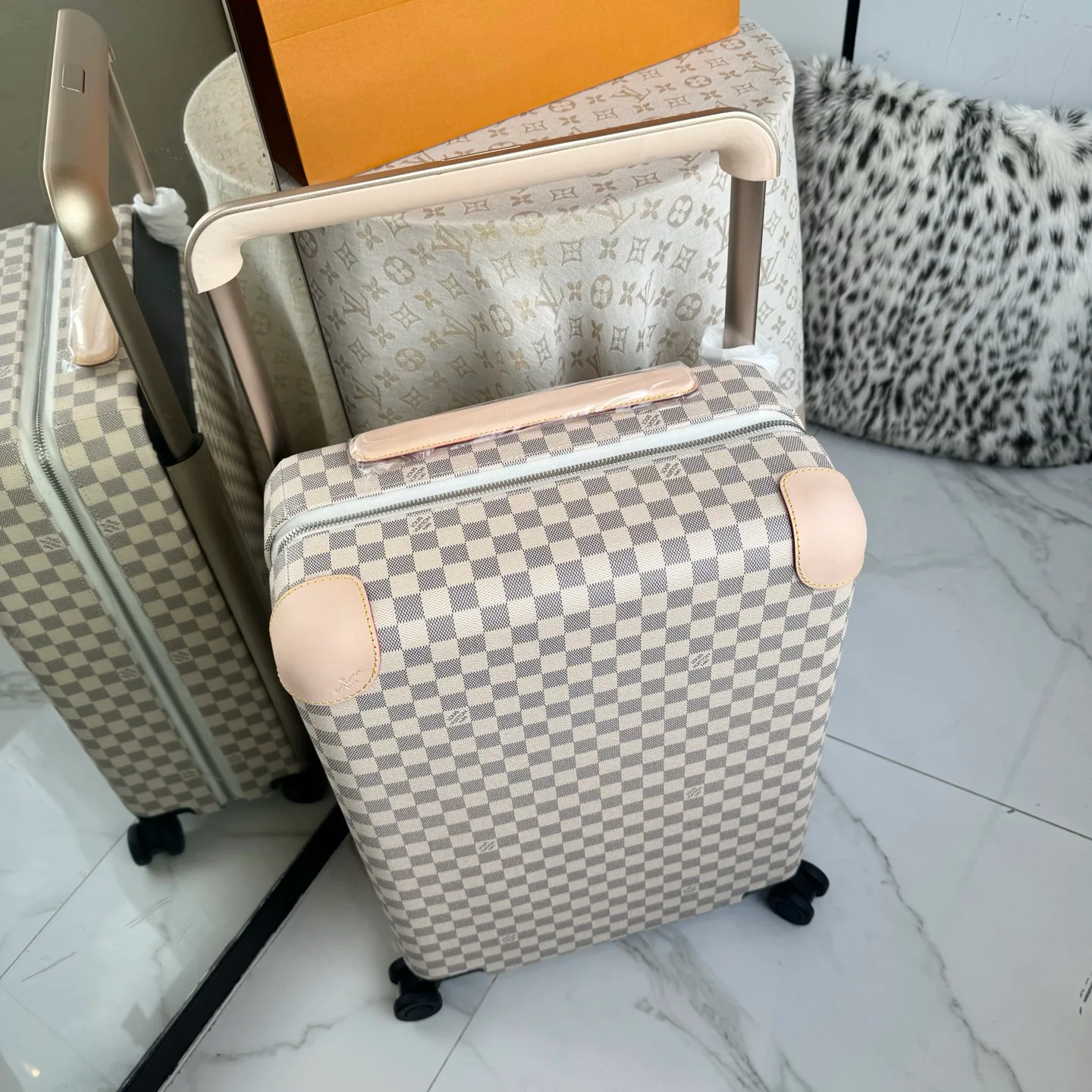 Suitcases LOUIS VUITTON 17675229