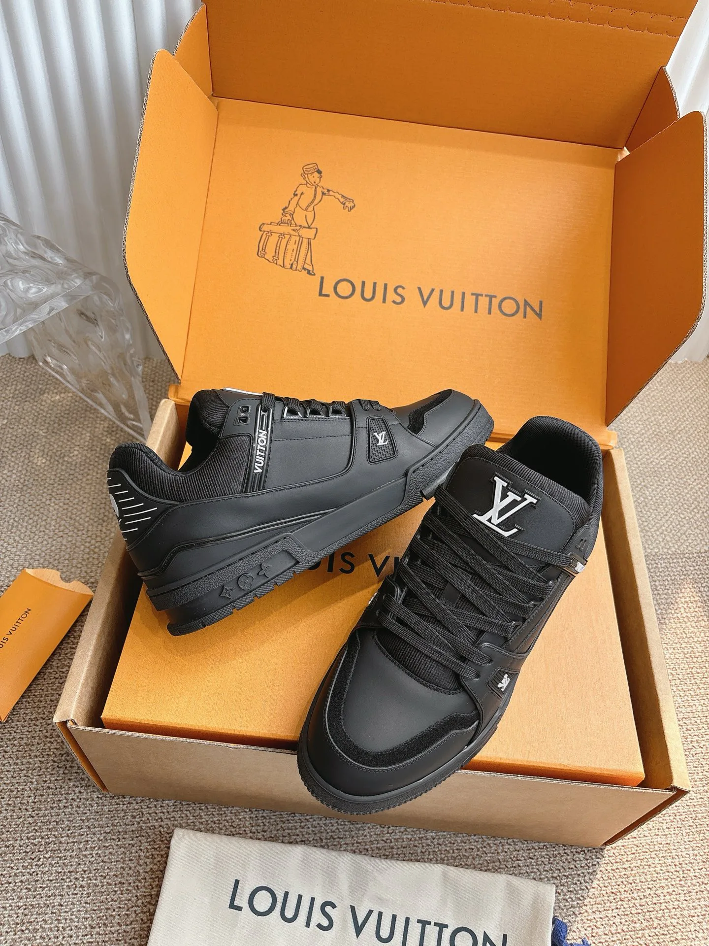 Women's Sneakers LOUIS VUITTON 18324746
