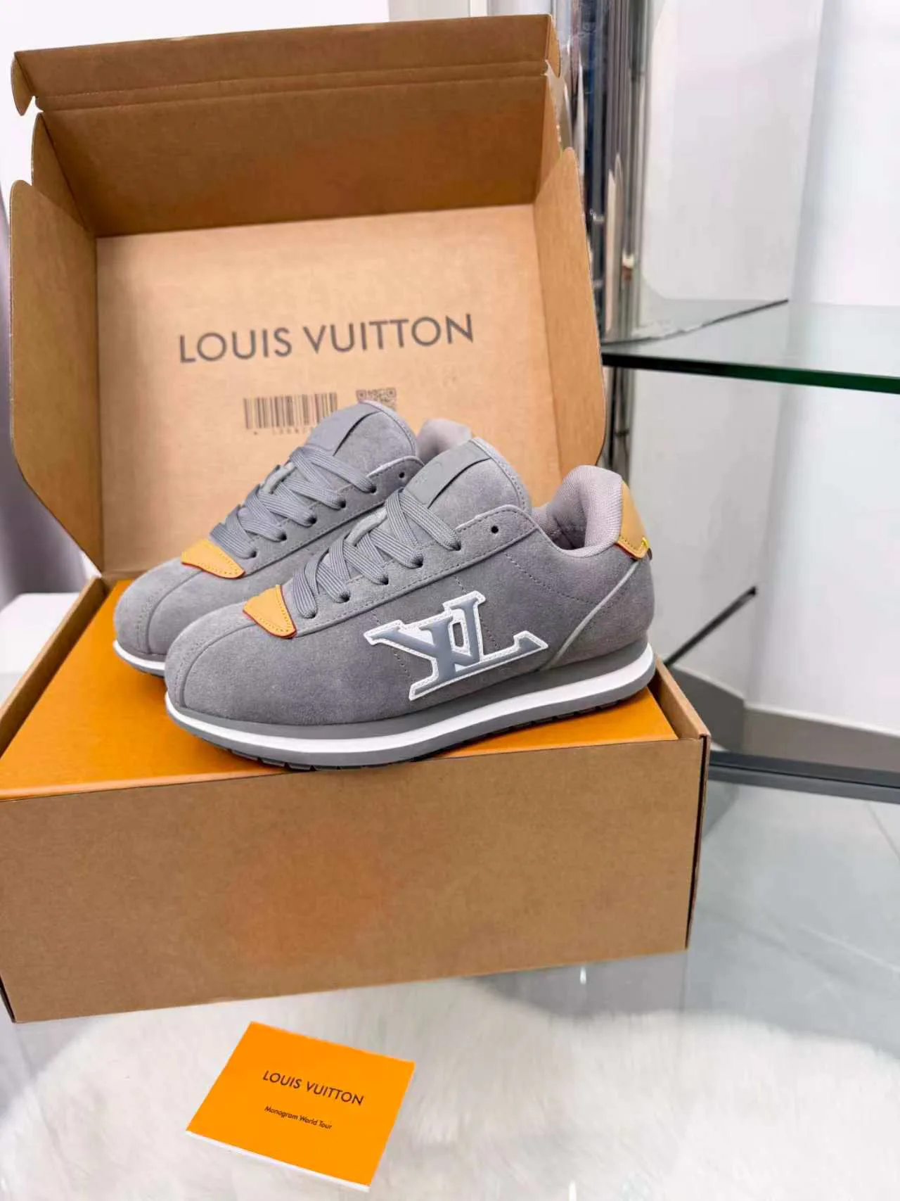Women's Sneakers LOUIS VUITTON 18417395