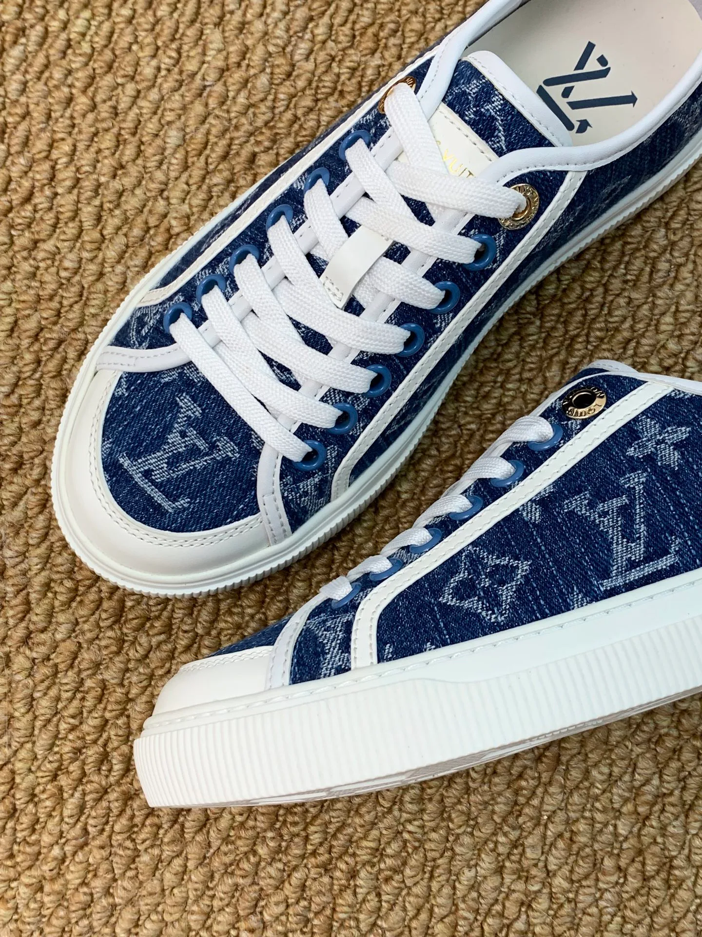 Women's Sneakers LOUIS VUITTON 17545203
