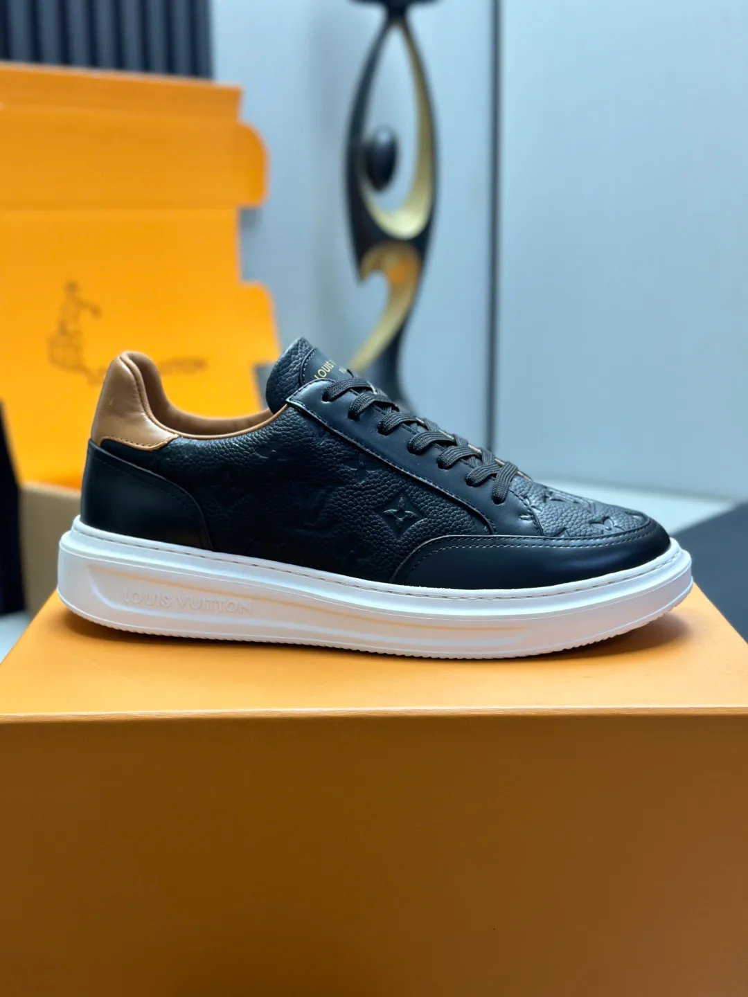 Men's Sneakers LOUIS VUITTON 18555435