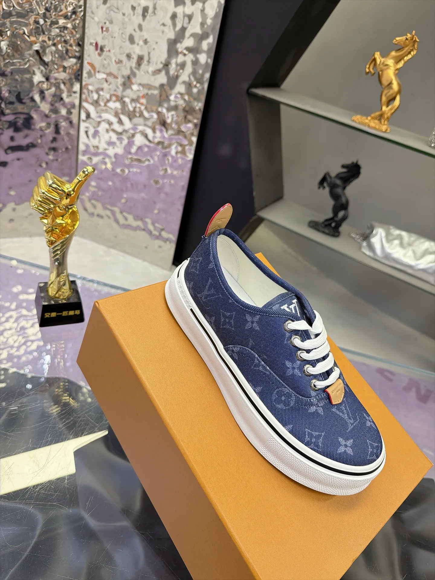 Women's Sneakers LOUIS VUITTON 17930905
