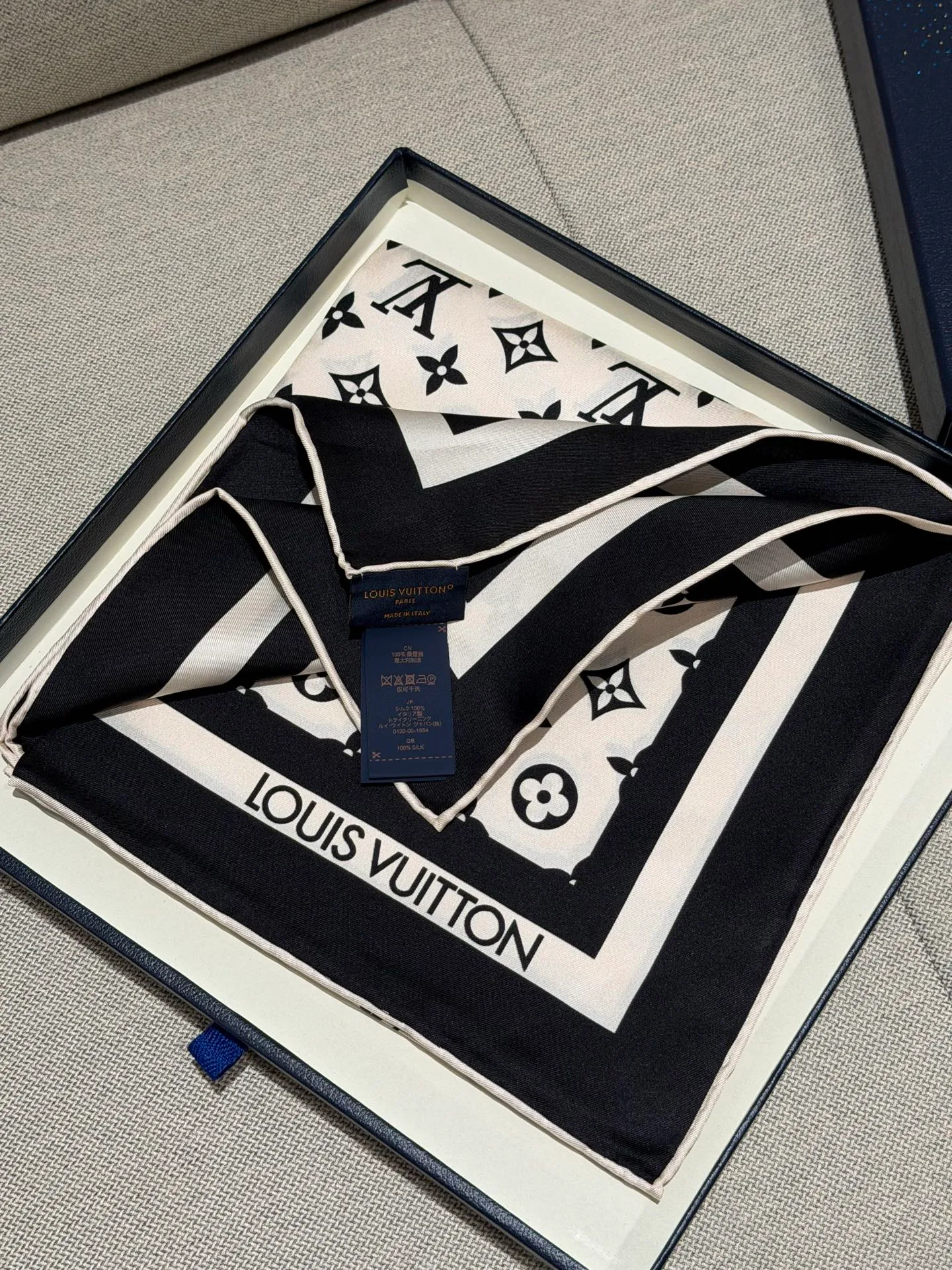 Silk Scarves LOUIS VUITTON 17991404