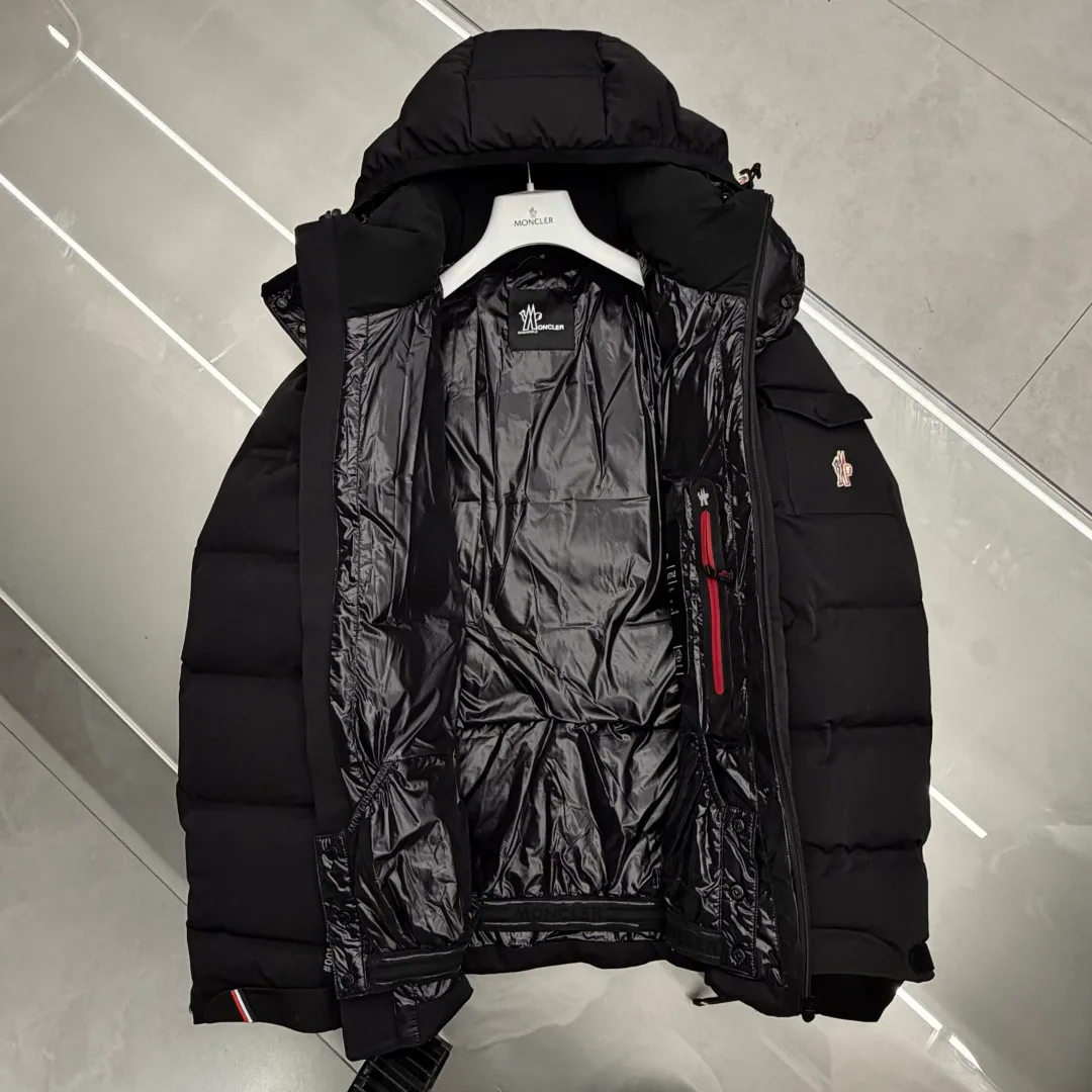 Women's Jackets And Down Jackets MONCLER 17418464