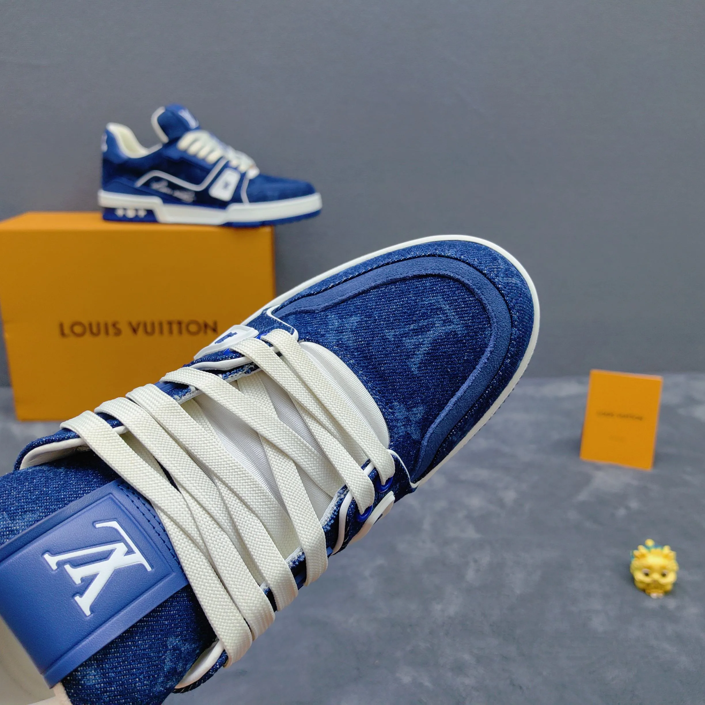 Women's Sneakers LOUIS VUITTON 17957146