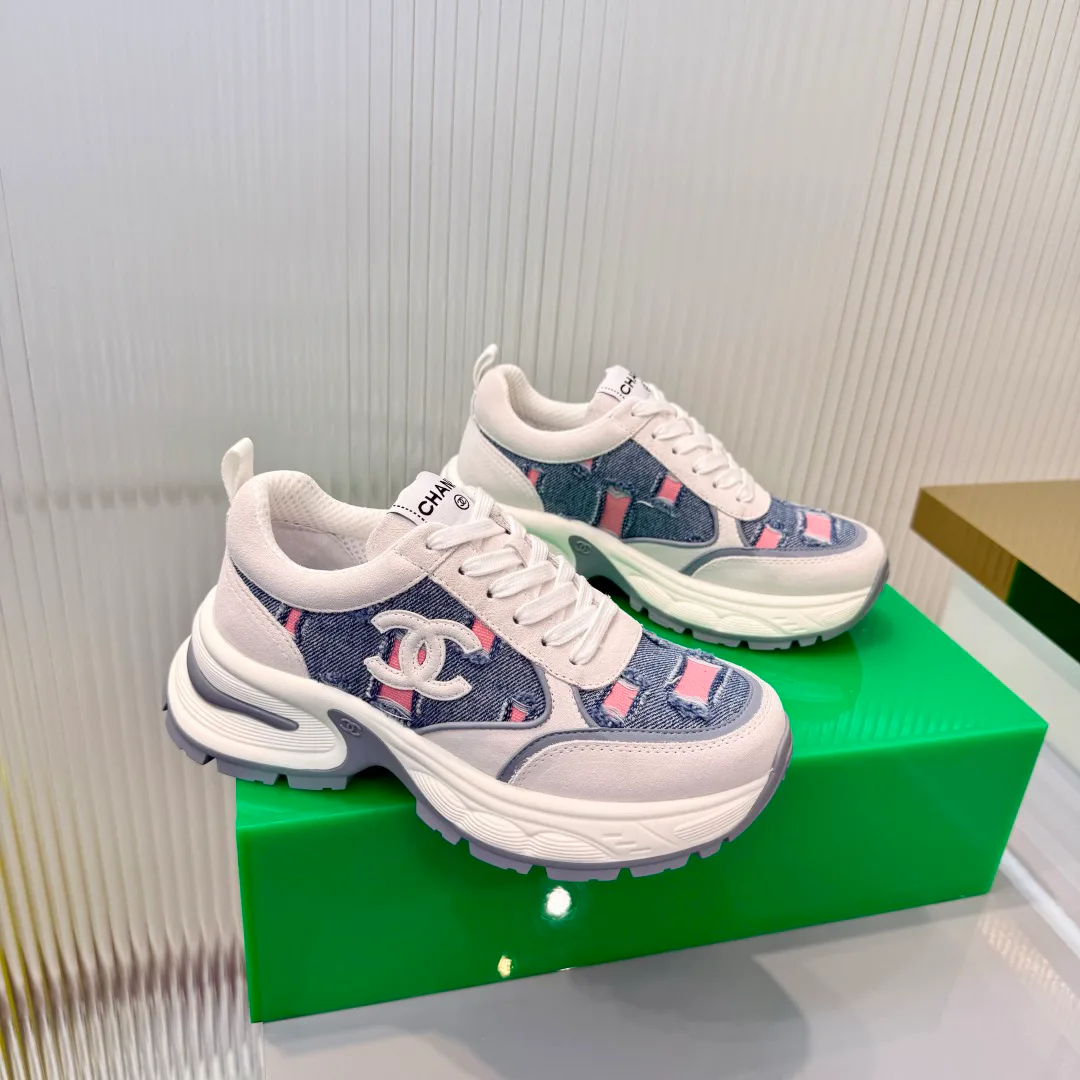Women's Sneakers CHANEL 18366953