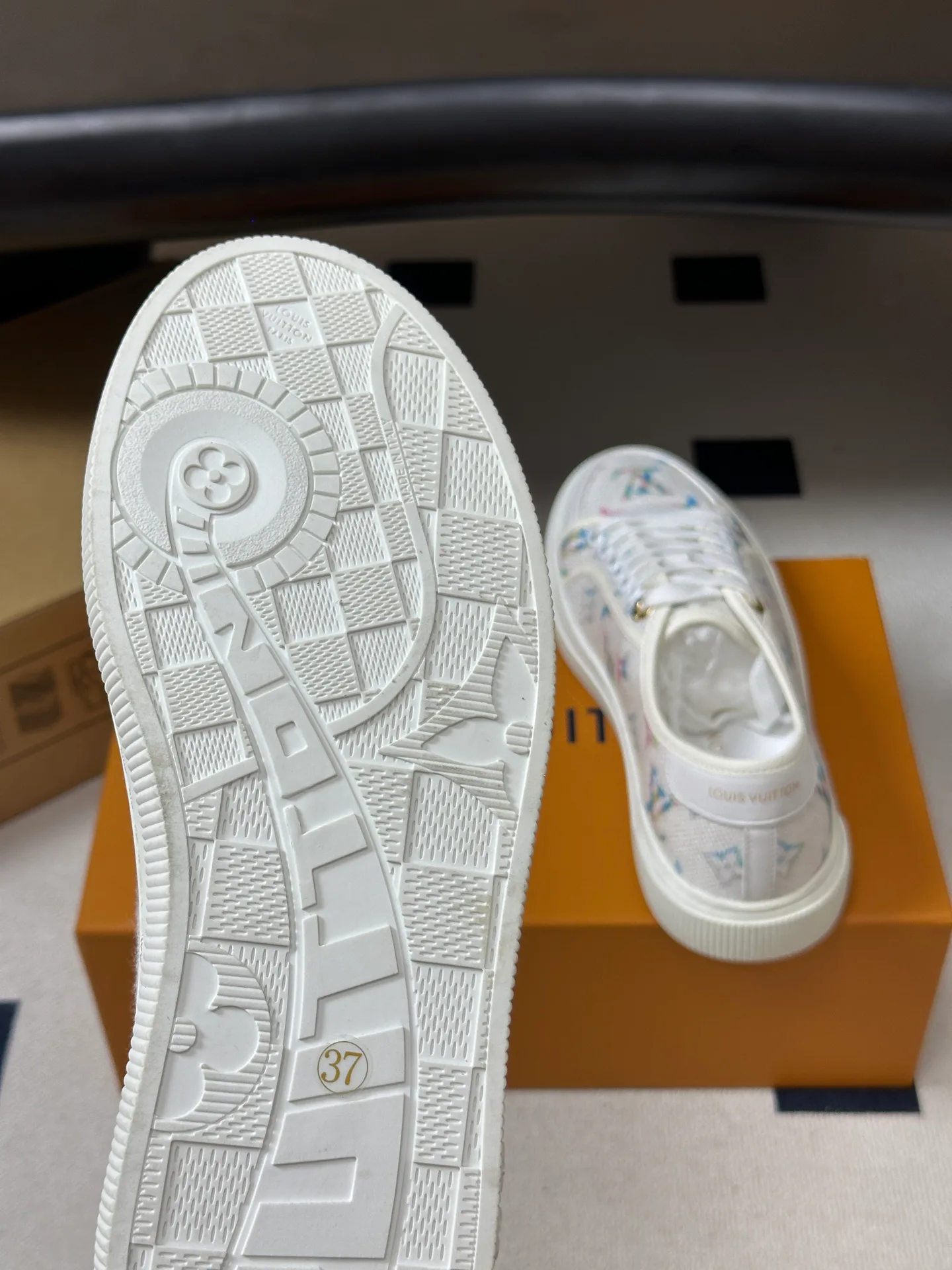 Women's Sneakers LOUIS VUITTON 18340950