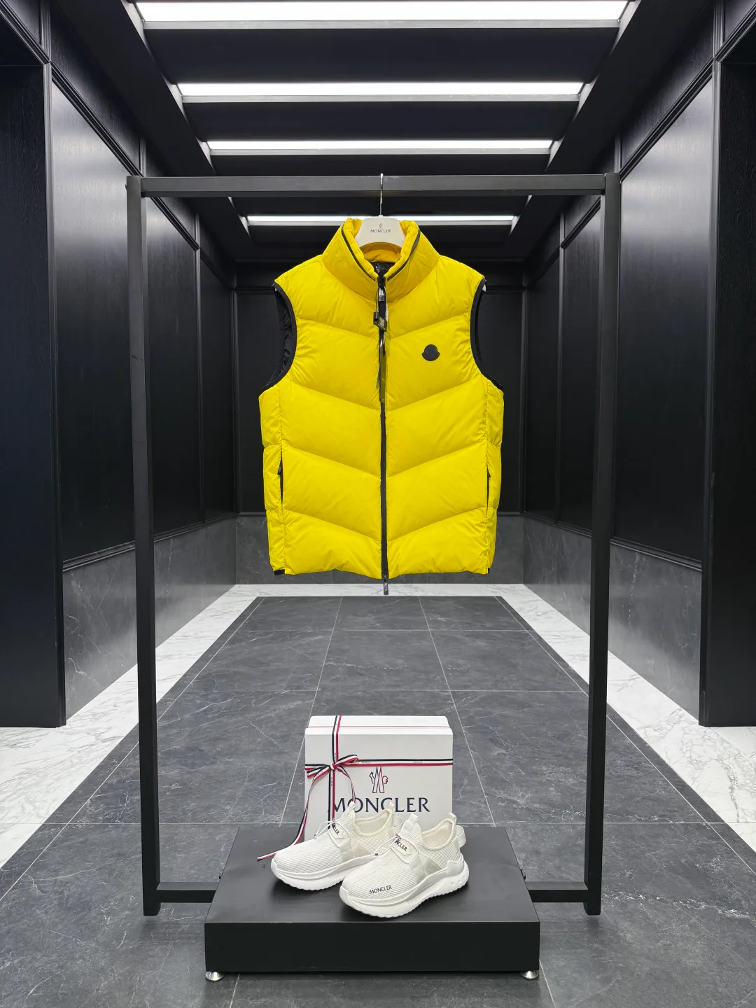 Men's Vests MONCLER 18007722