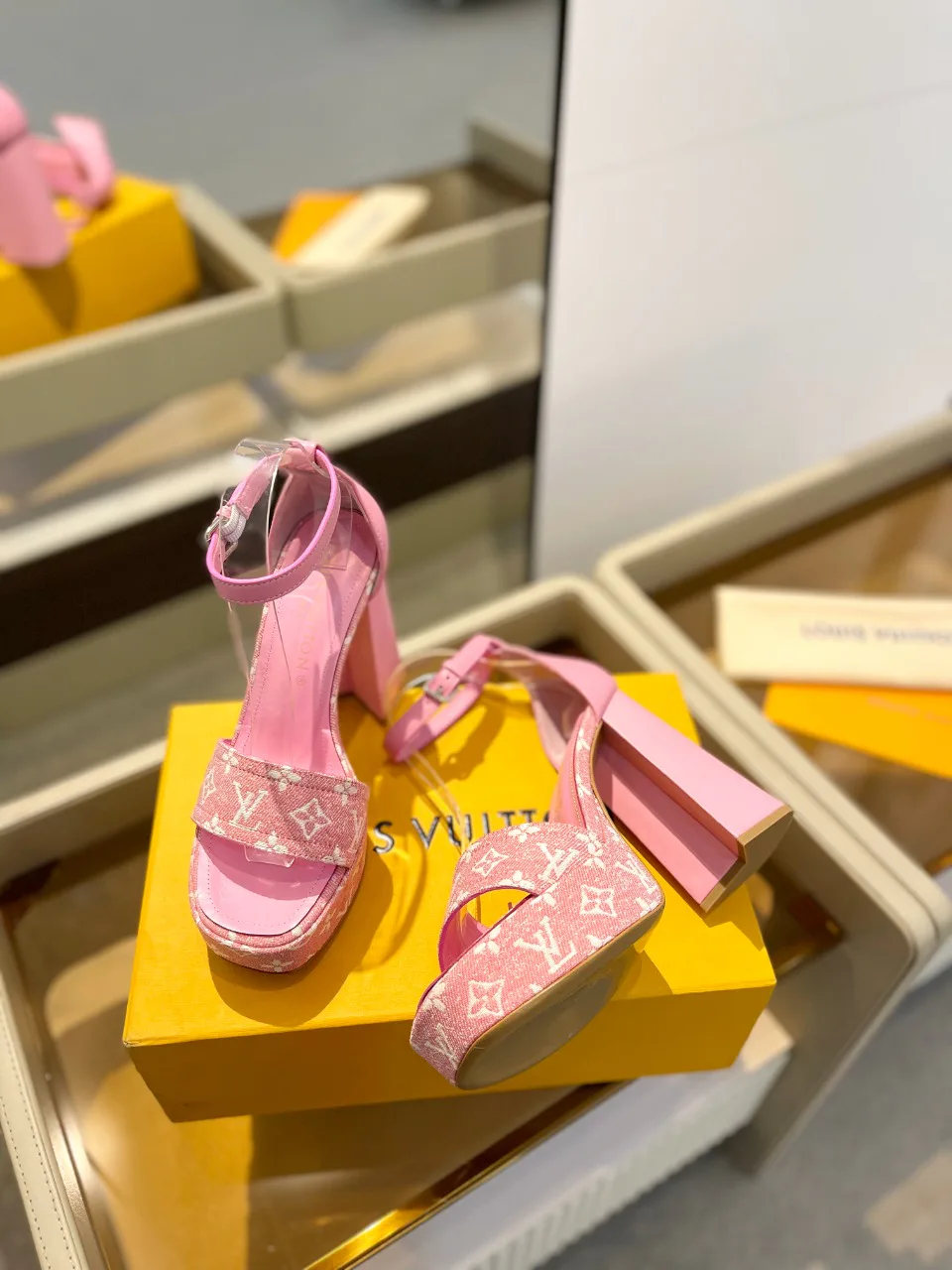 Women's Open-Toe Sandals LOUIS VUITTON 17946838