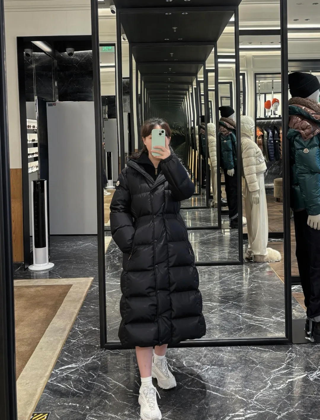 Women's Jackets And Down Jackets MONCLER 18528305