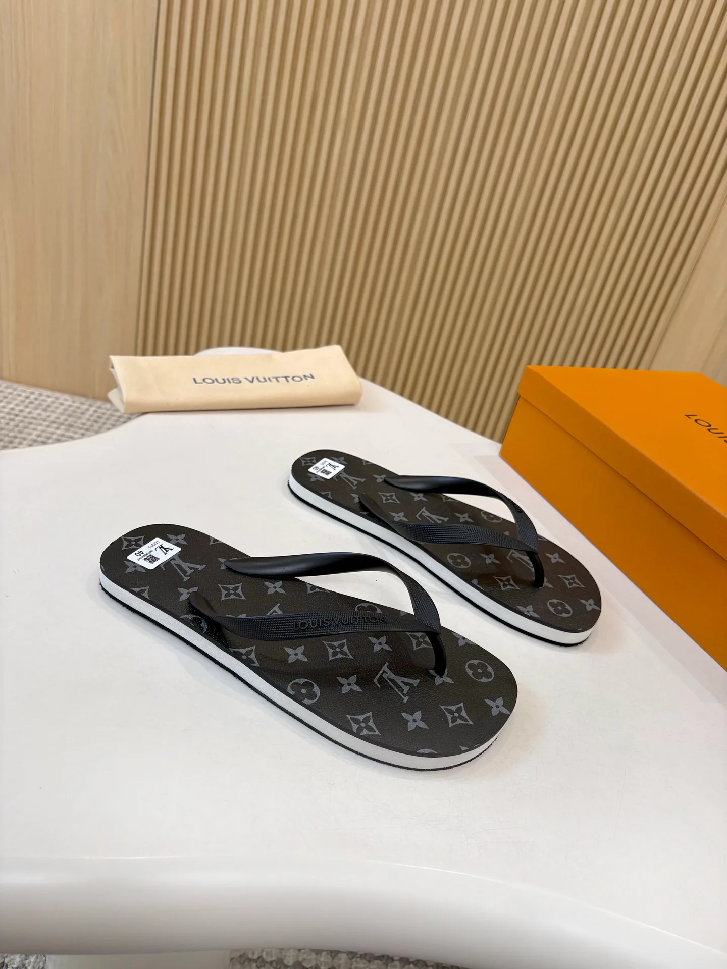 Men's Flip-Flops LOUIS VUITTON 18025536