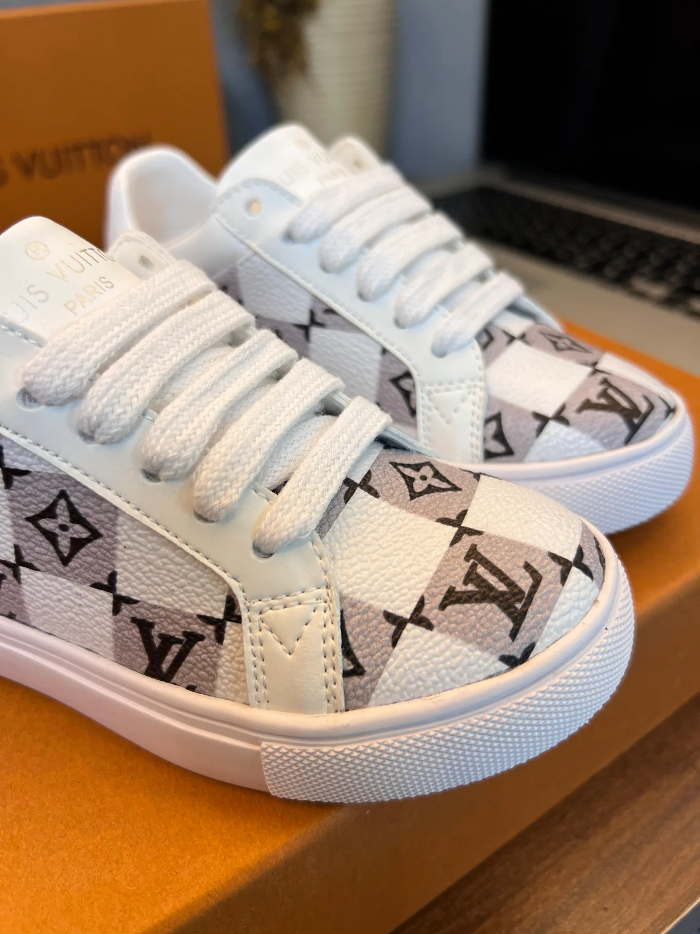 Women's Sneakers LOUIS VUITTON 18077545