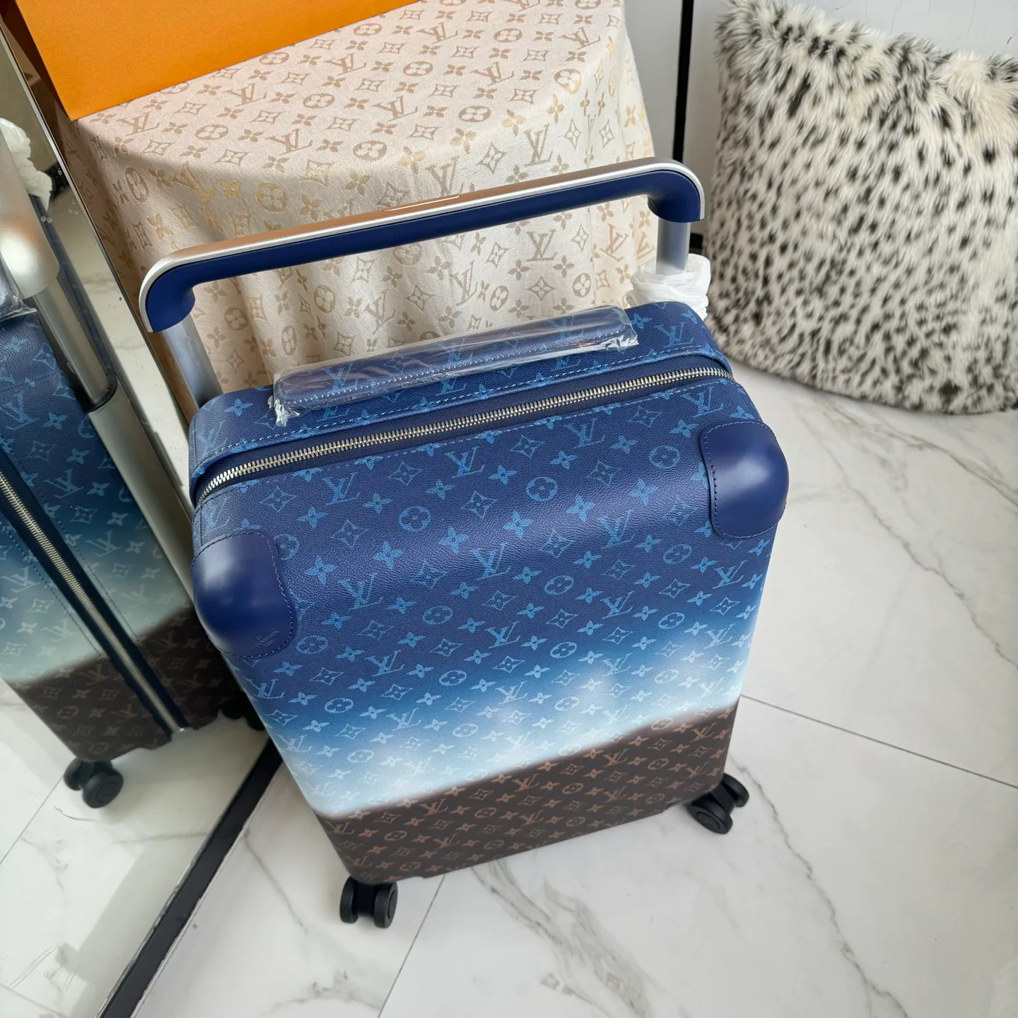 Suitcases LOUIS VUITTON 17801473