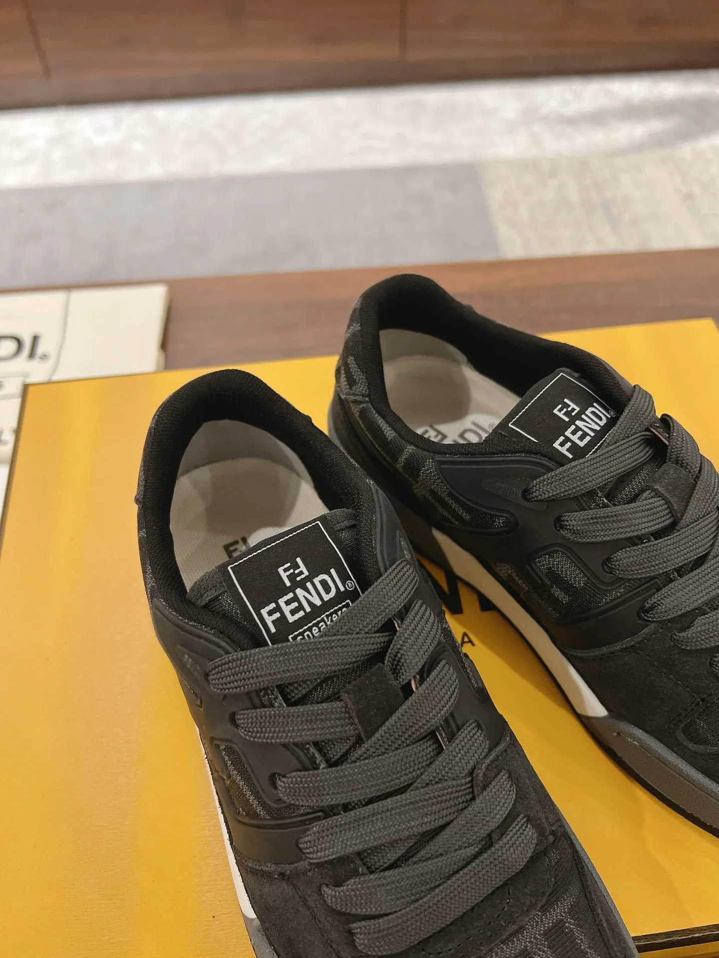 Women's Sneakers FENDI 18219608