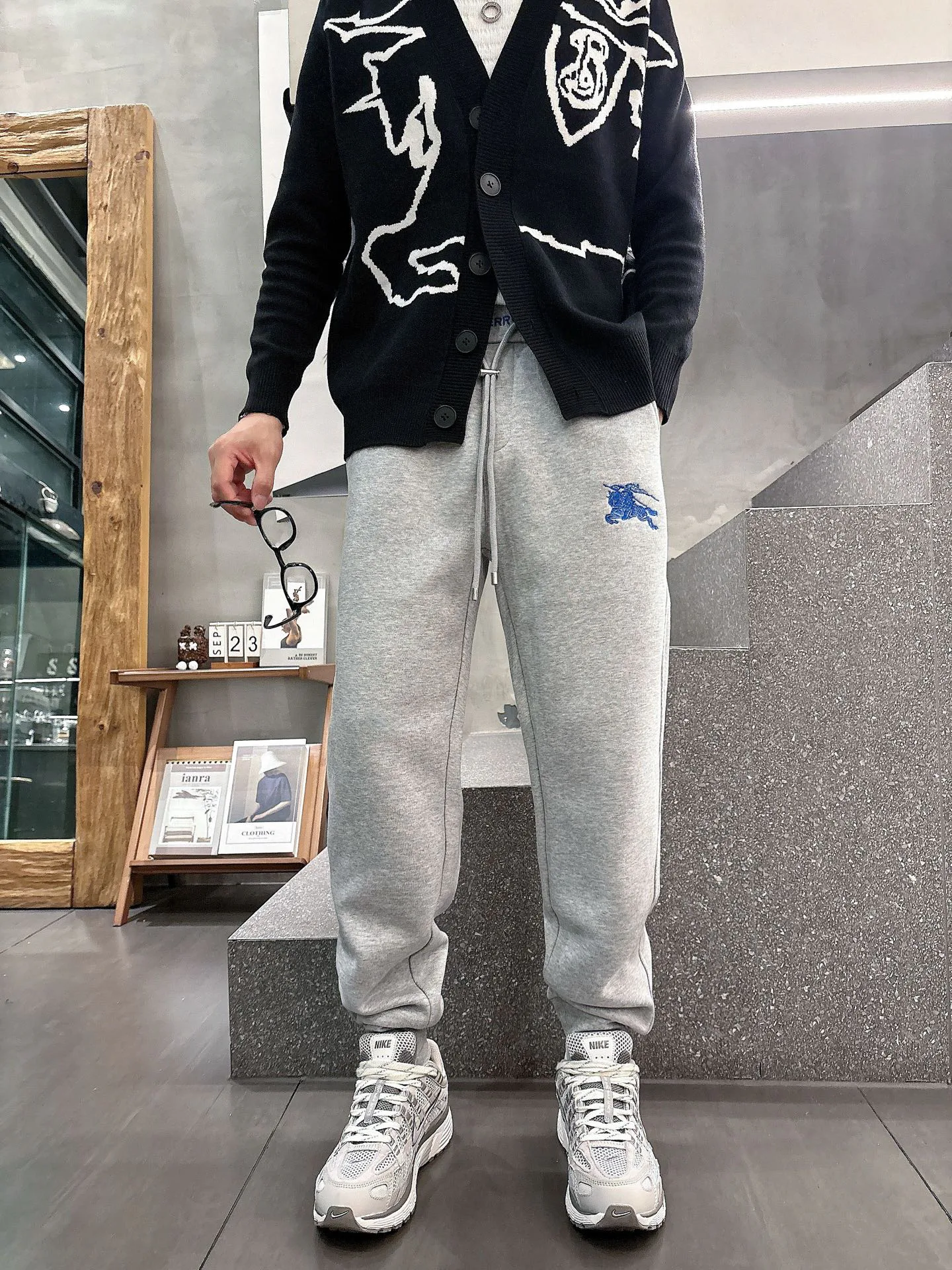 Брюки Мужские Burberry 18596885