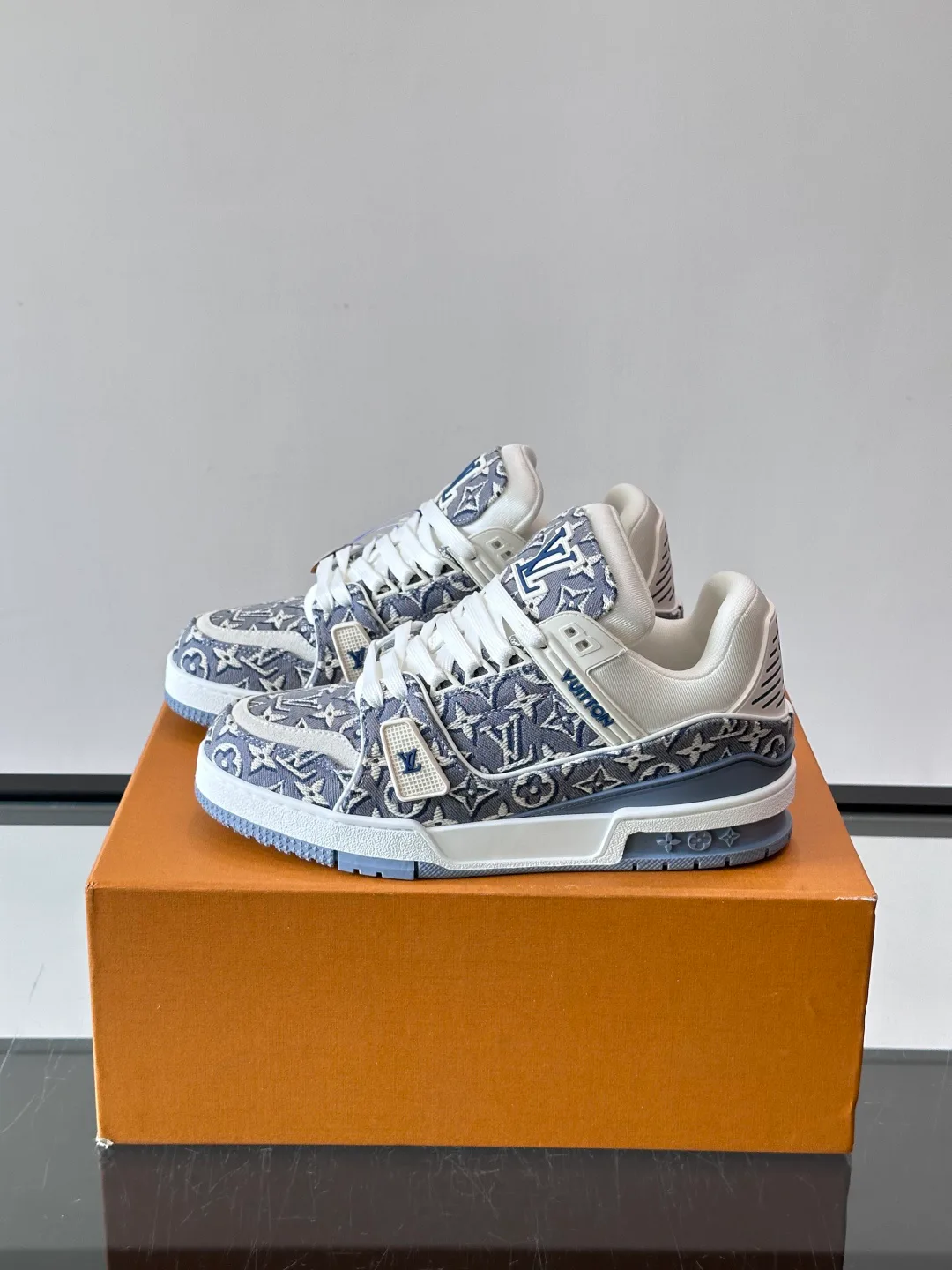 Men's Sneakers LOUIS VUITTON 17588571
