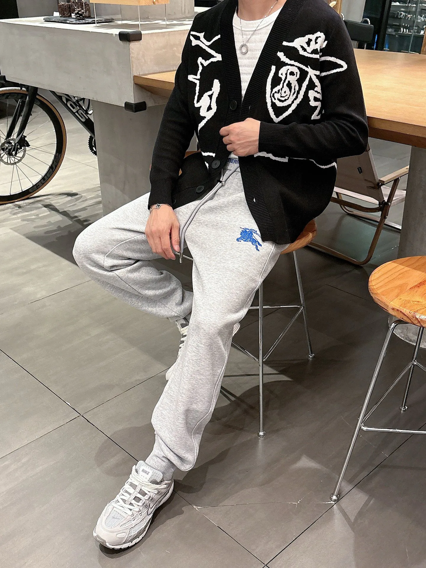 Брюки Мужские Burberry 18596885