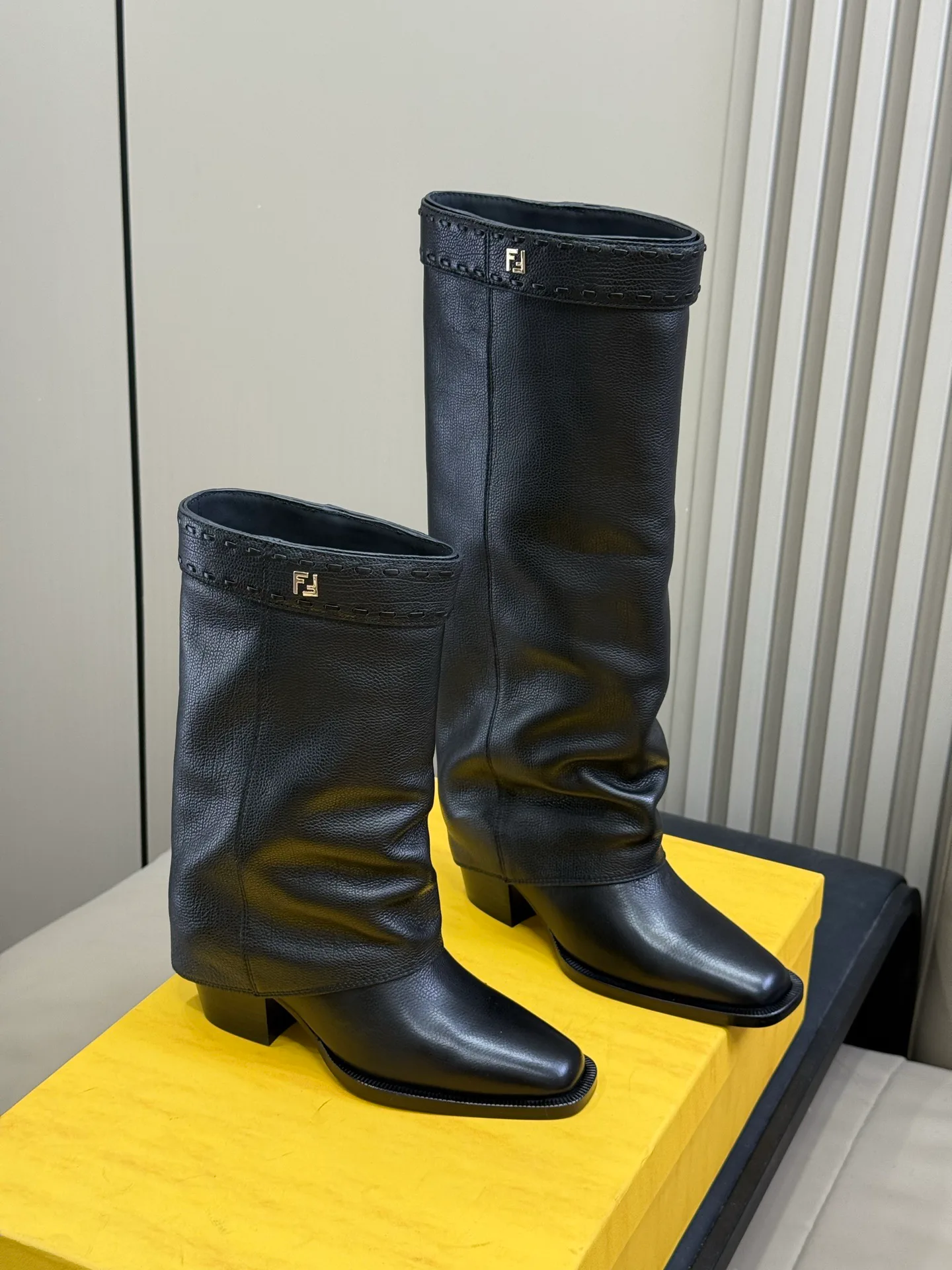 Women's Boots FENDI 18370132