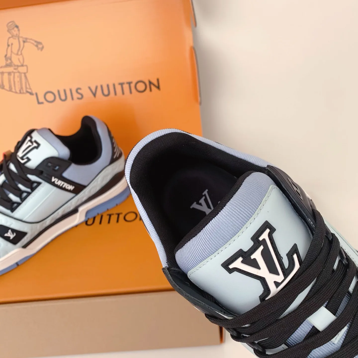Women's Sneakers LOUIS VUITTON 18258380