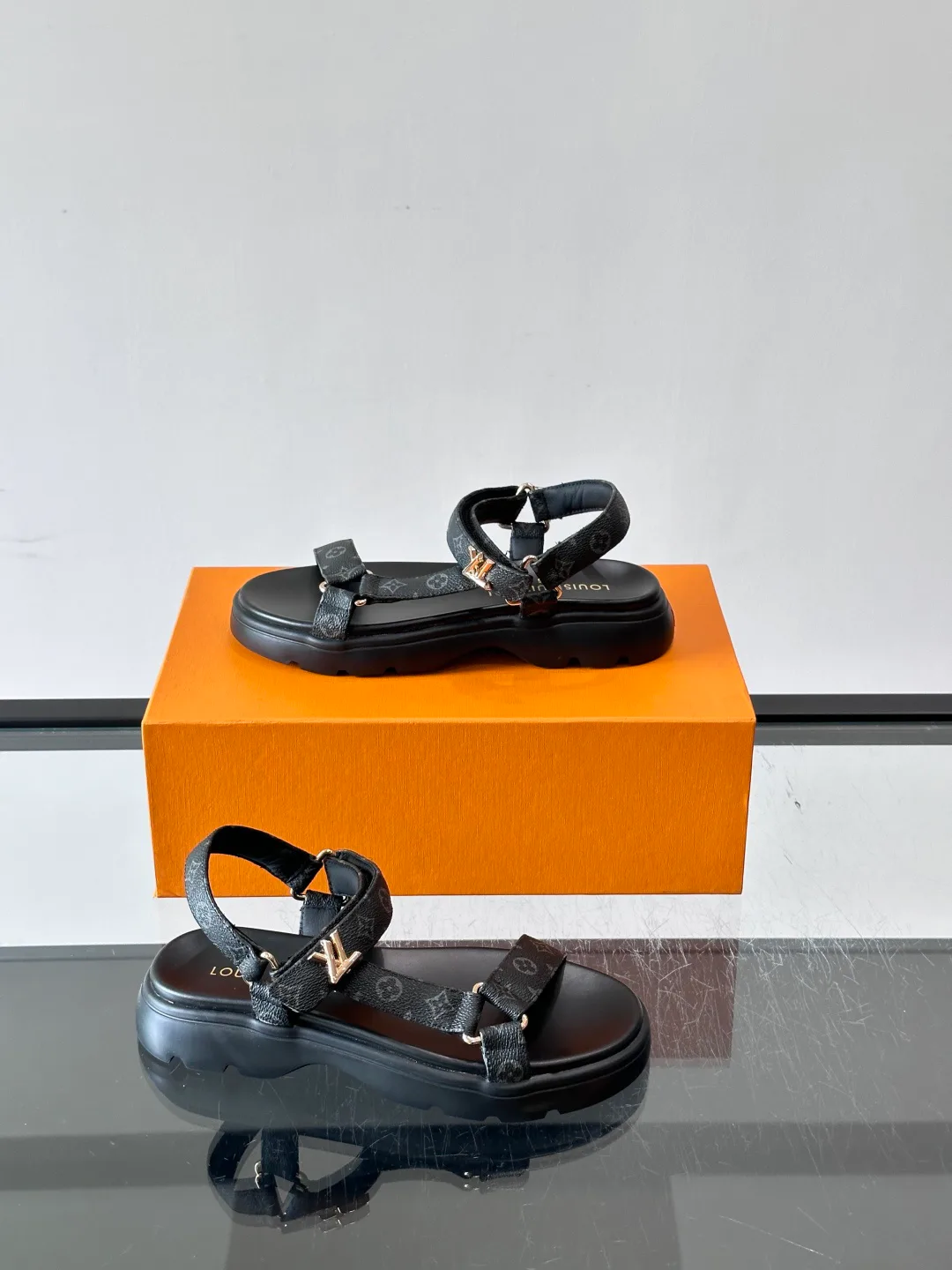 Women's Open-Toe Sandals LOUIS VUITTON 17608046