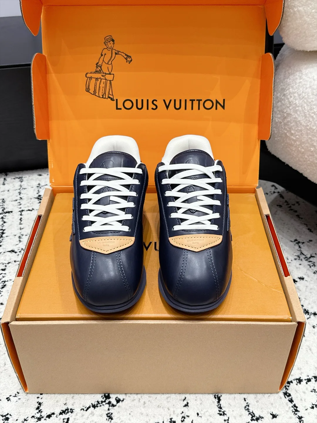 Women's Sneakers LOUIS VUITTON 18406487